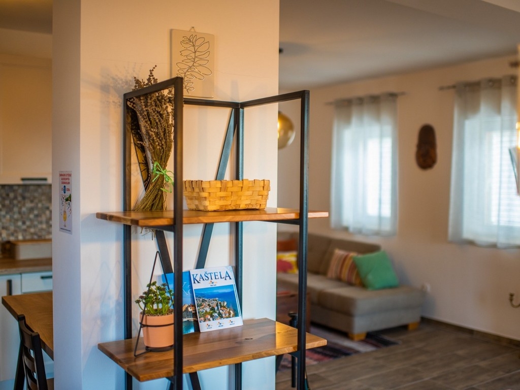 Three bedroom apartment with terrace Kaštel Gomilica, Kaštela  A-a