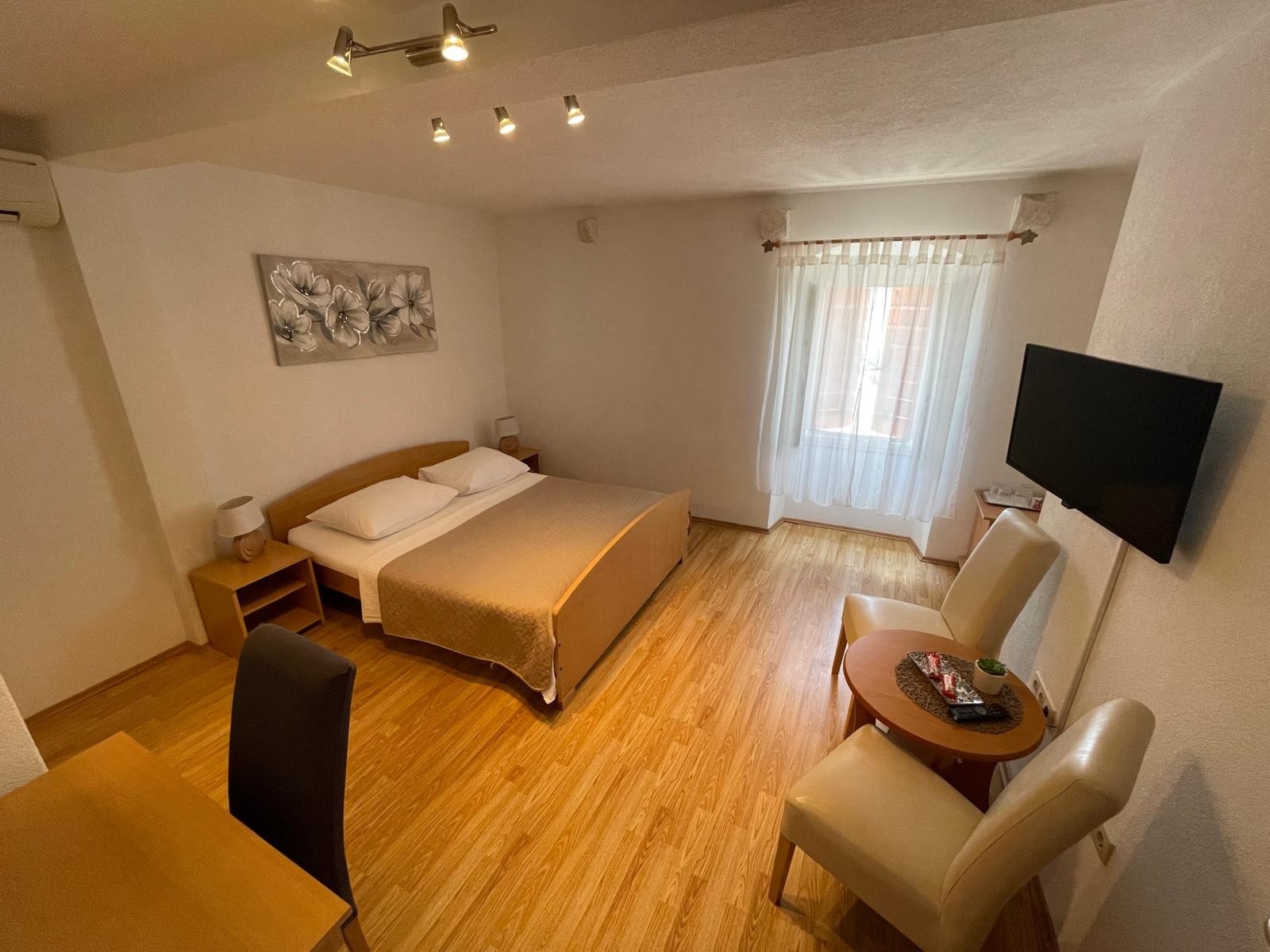 Room with air-conditioning Trogir (S-22597-a) Room with air-conditioning Trogir (S-22597-a)