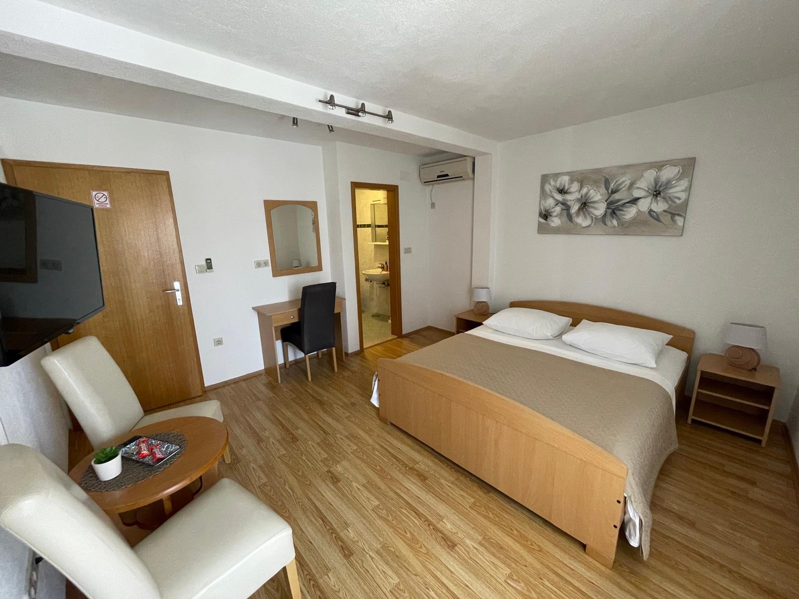 Room with air-conditioning Trogir (S-22597-a) Room with air-conditioning Trogir (S-22597-a)