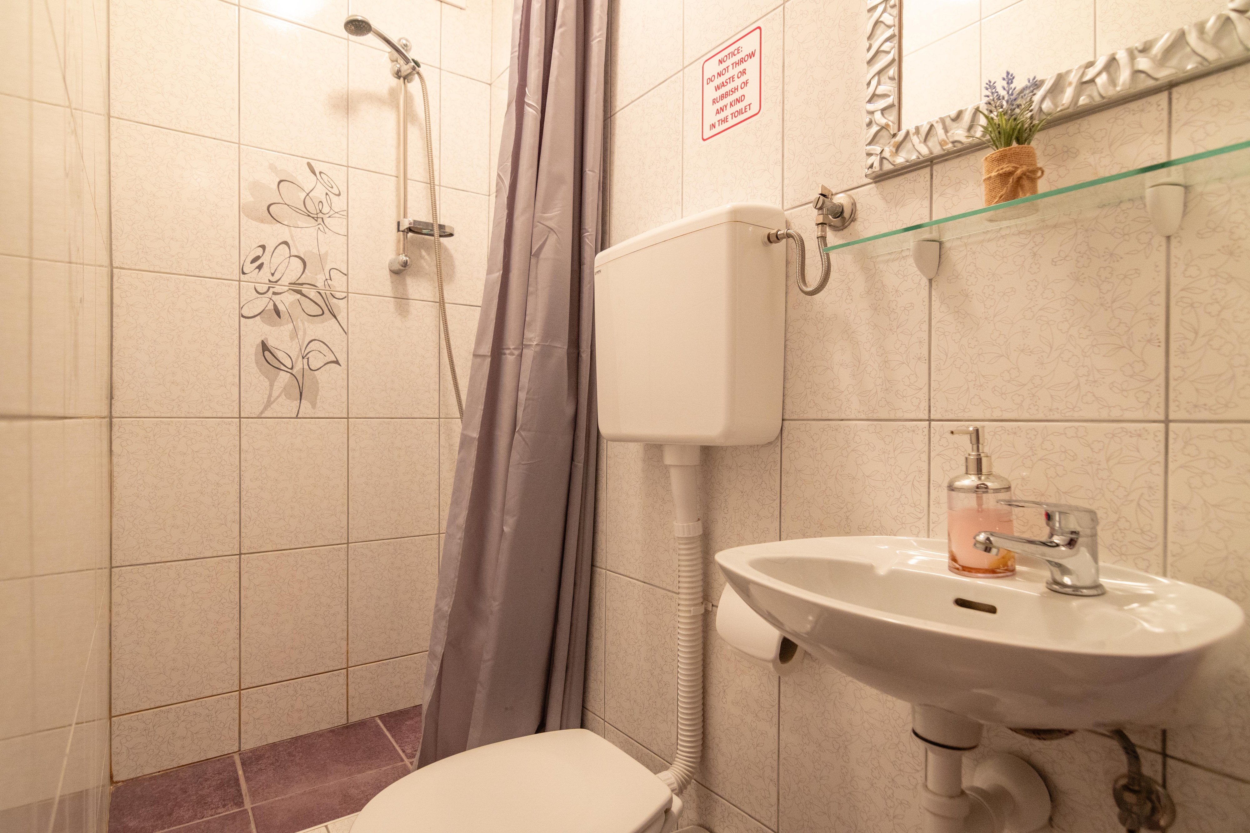 Comfortable and spacious house with terrace and sea view Pag  K