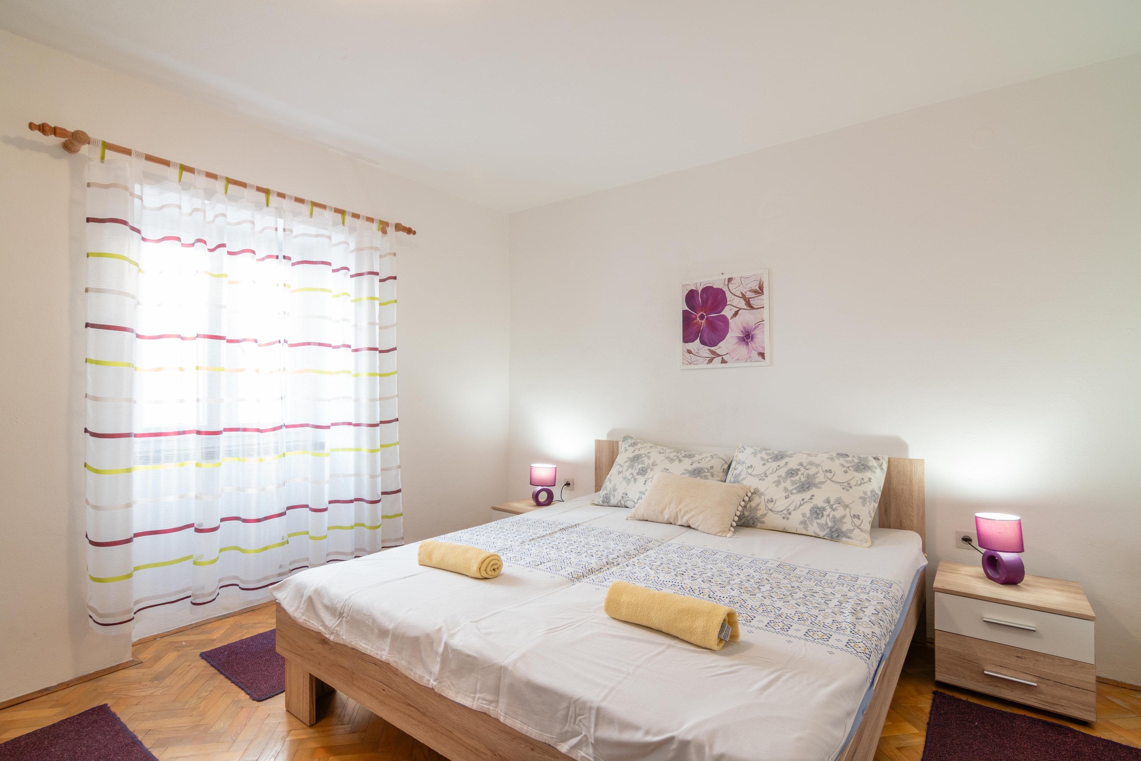 Comfortable and spacious house with terrace and sea view Pag  K
