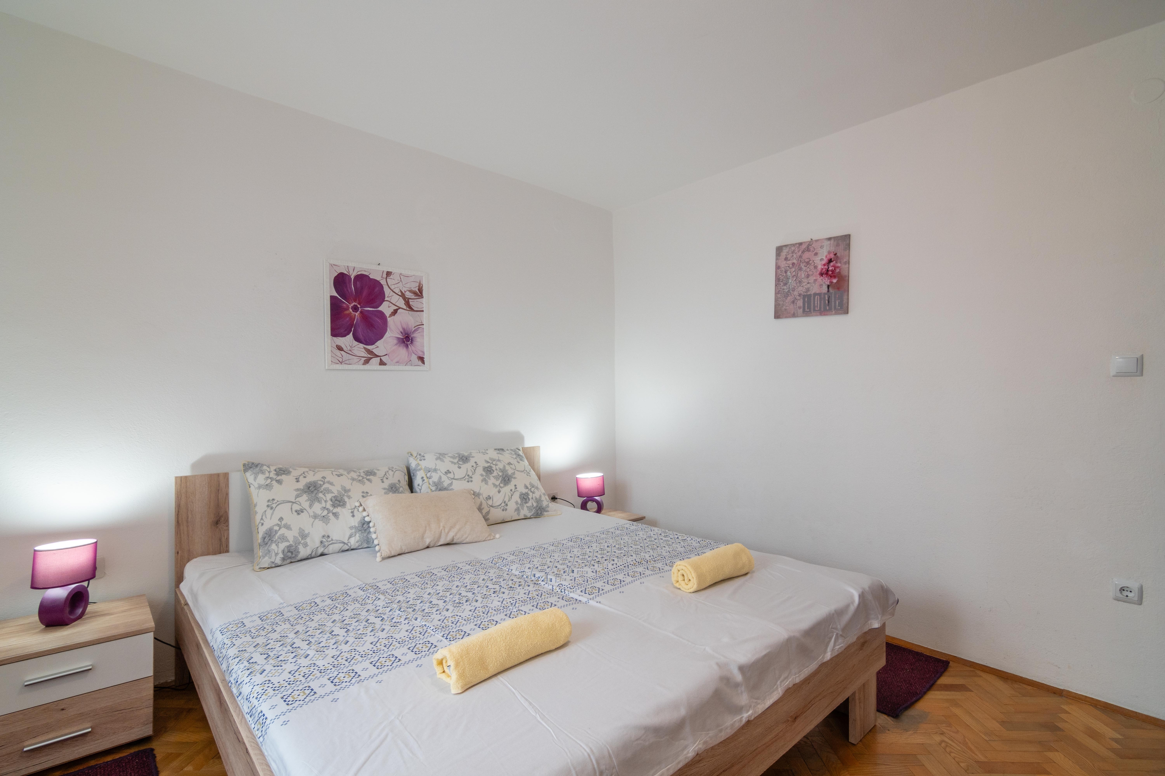 Comfortable and spacious house with terrace and sea view Pag  K