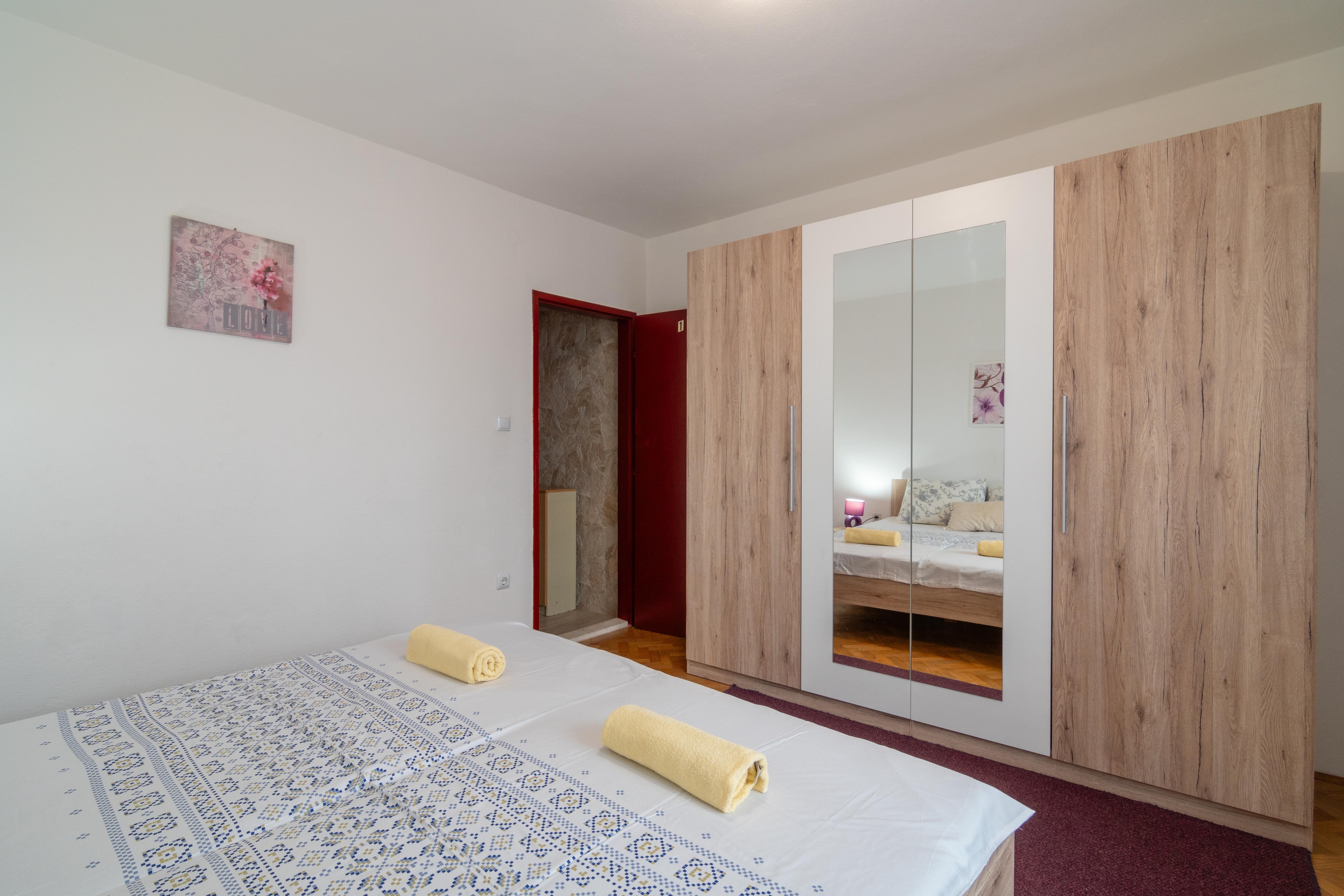 Comfortable and spacious house with terrace and sea view Pag  K