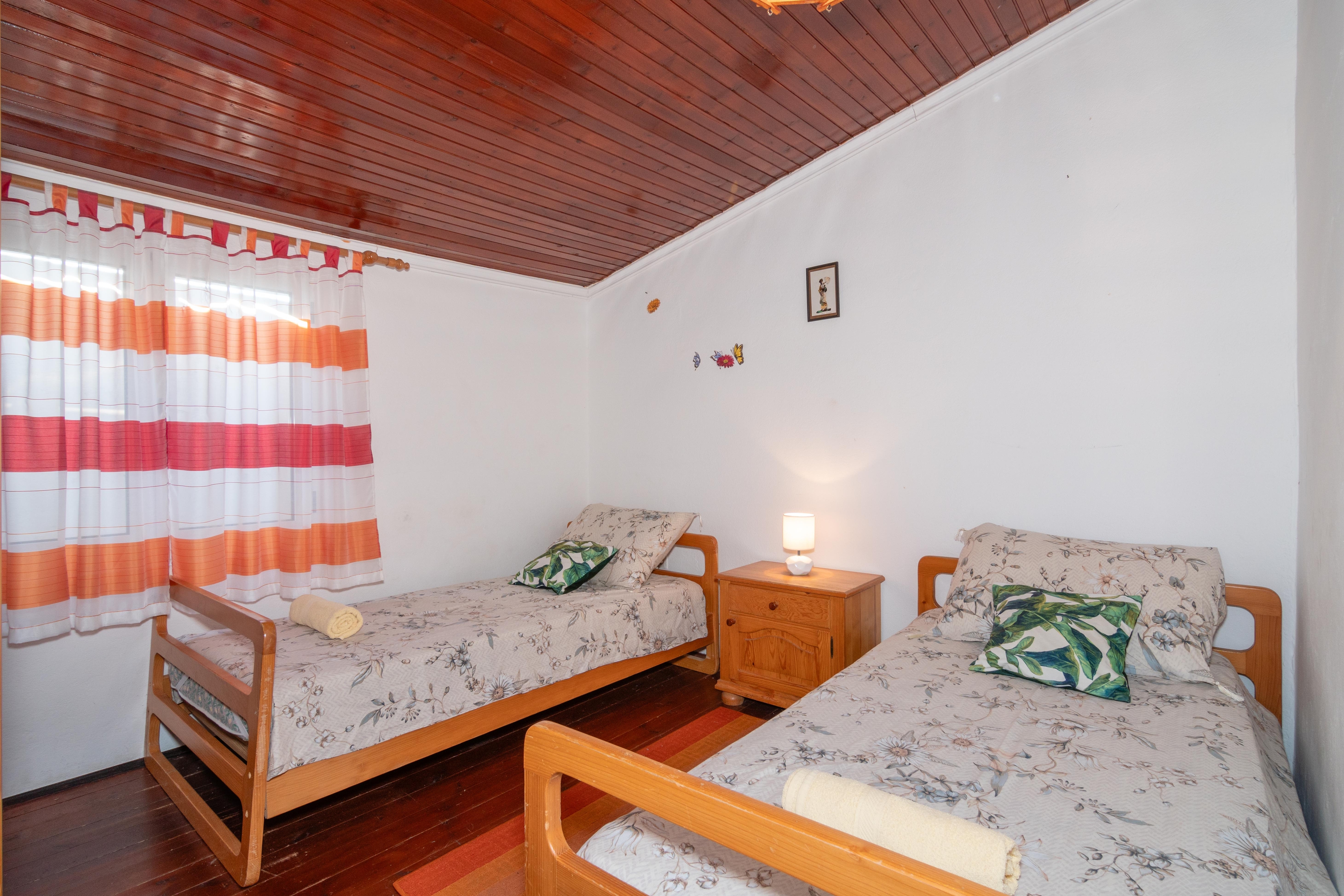 Comfortable and spacious house with terrace and sea view Pag  K