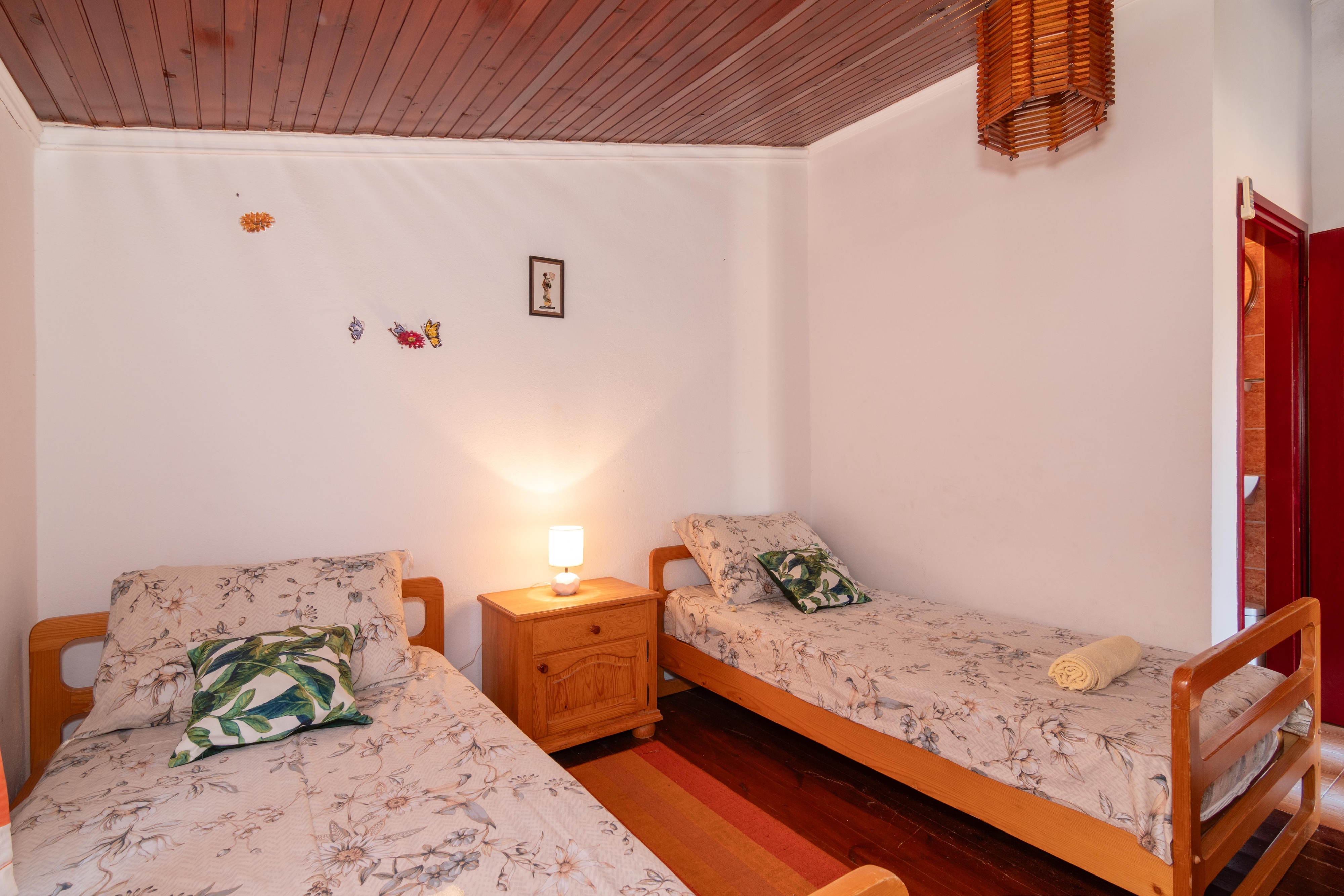 Comfortable and spacious house with terrace and sea view Pag  K