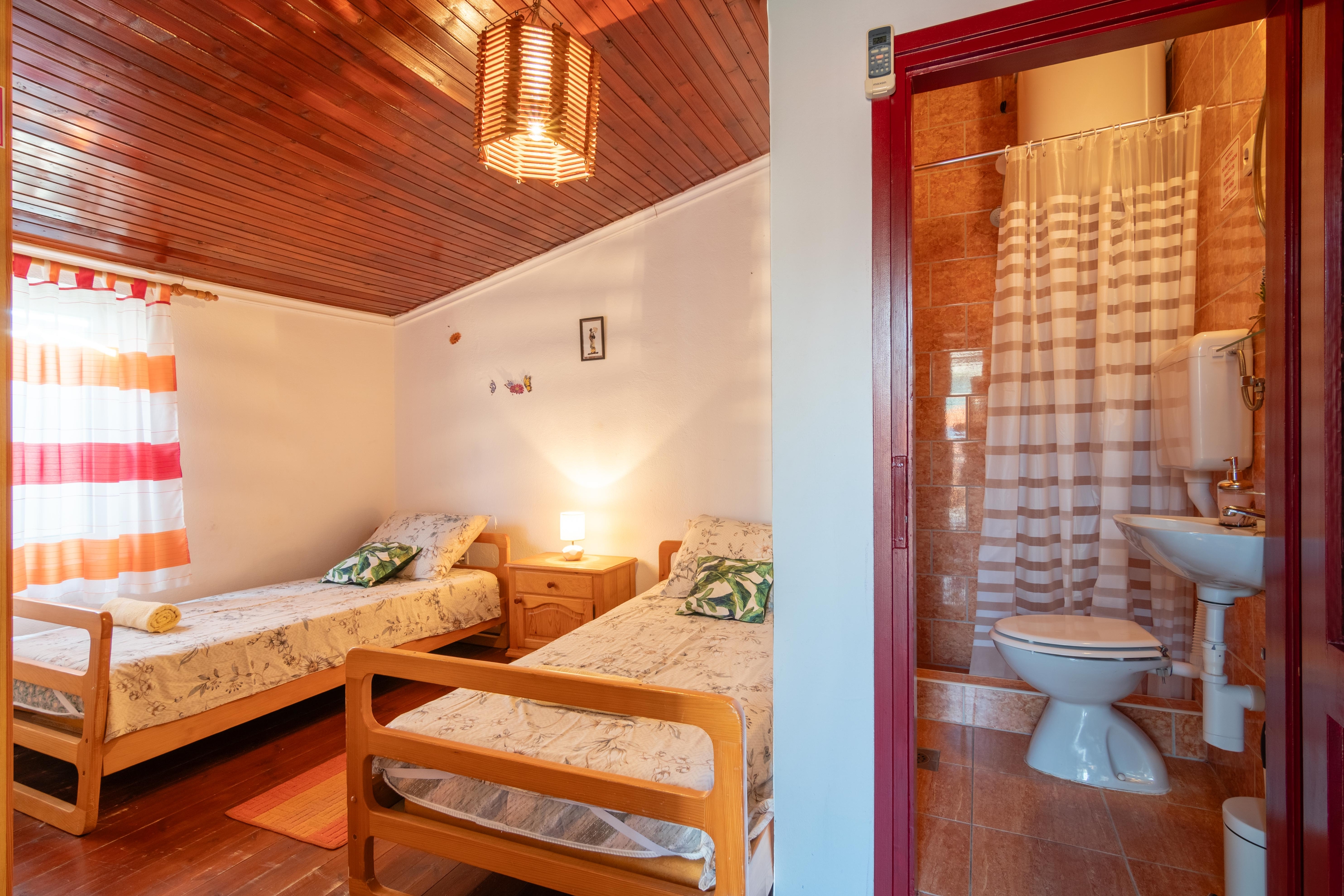 Comfortable and spacious house with terrace and sea view Pag  K