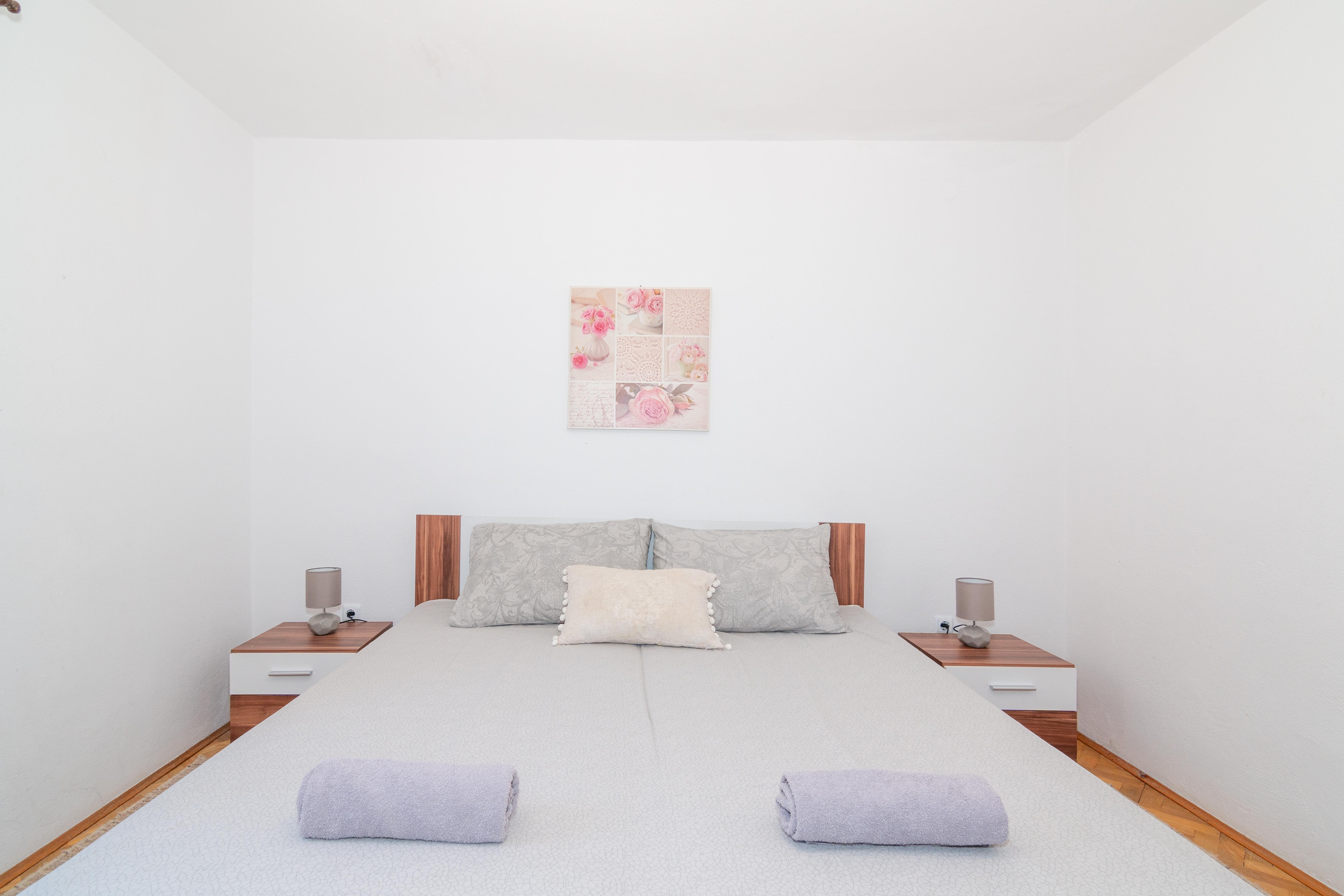 Comfortable and spacious house with terrace and sea view Pag  K