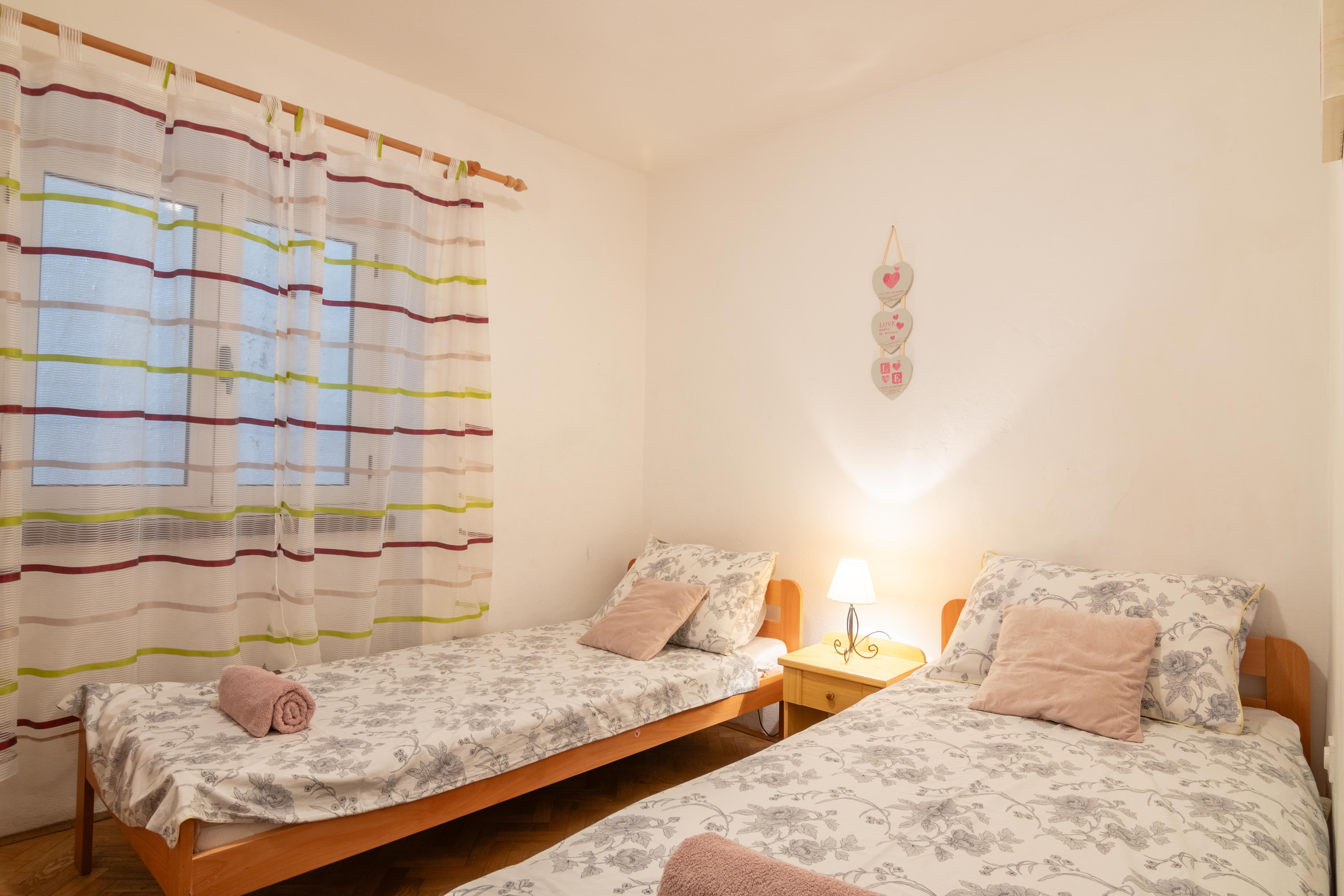 Comfortable and spacious house with terrace and sea view Pag  K