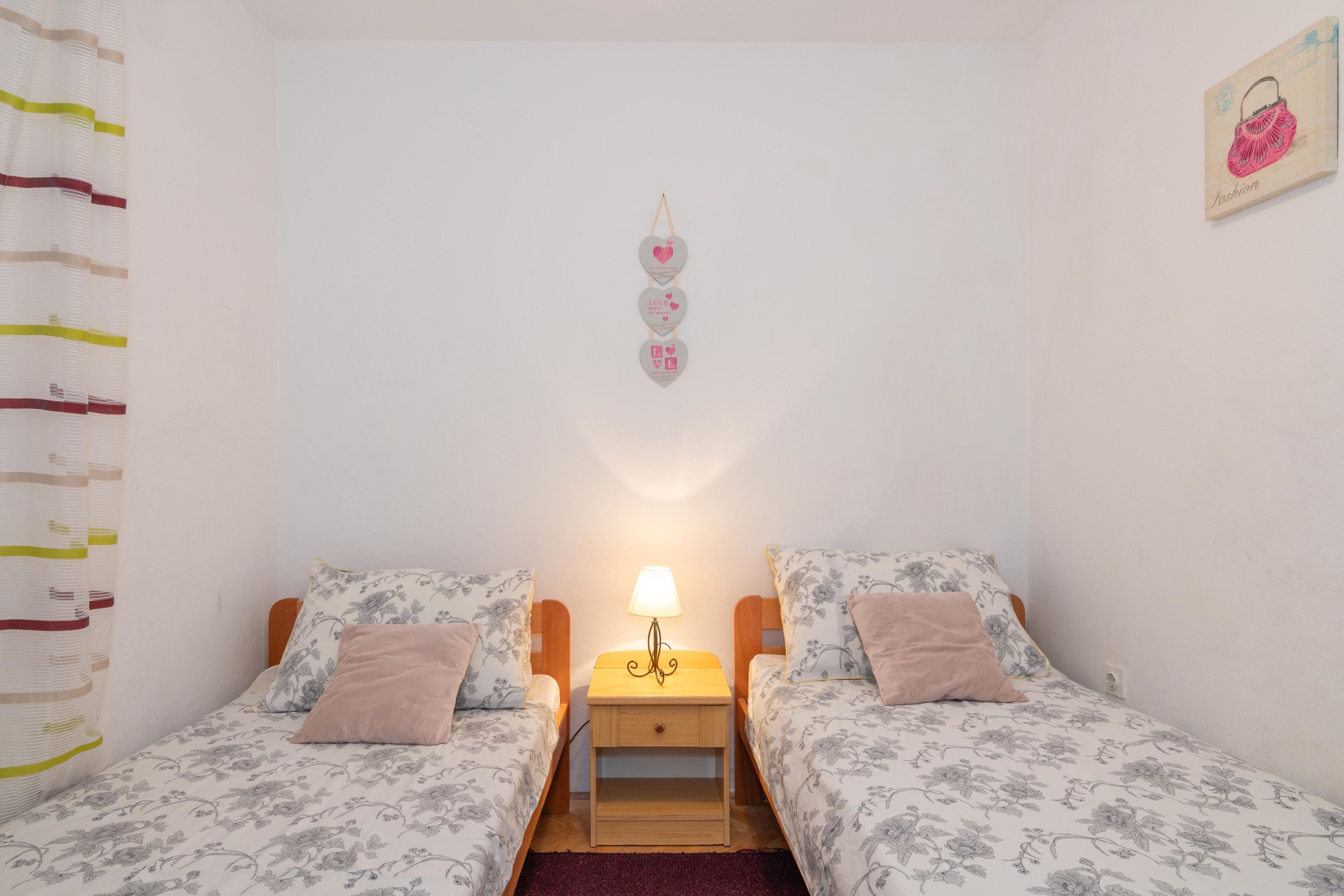Comfortable and spacious house with terrace and sea view Pag  K