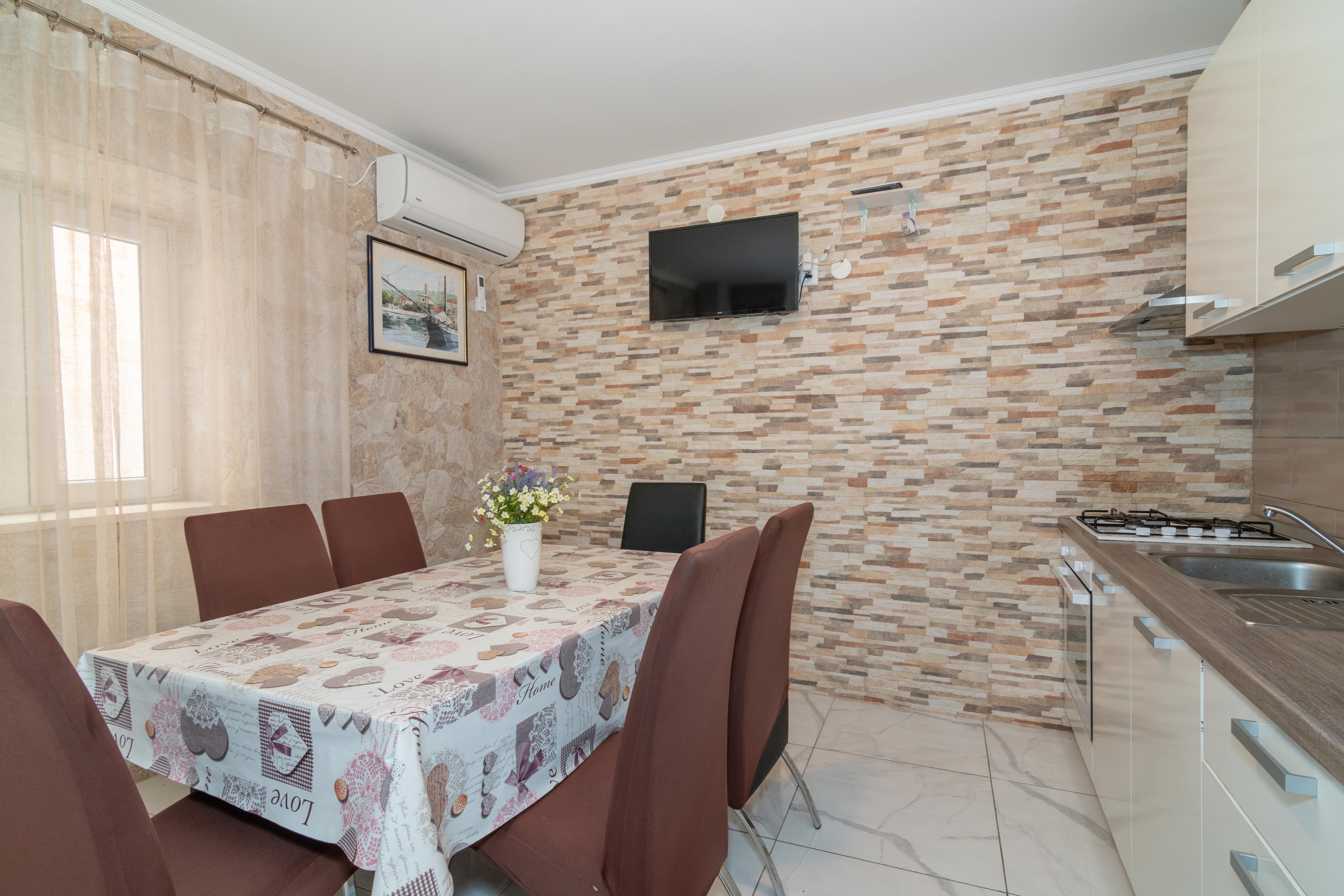 Comfortable and spacious house with terrace and sea view Pag  K