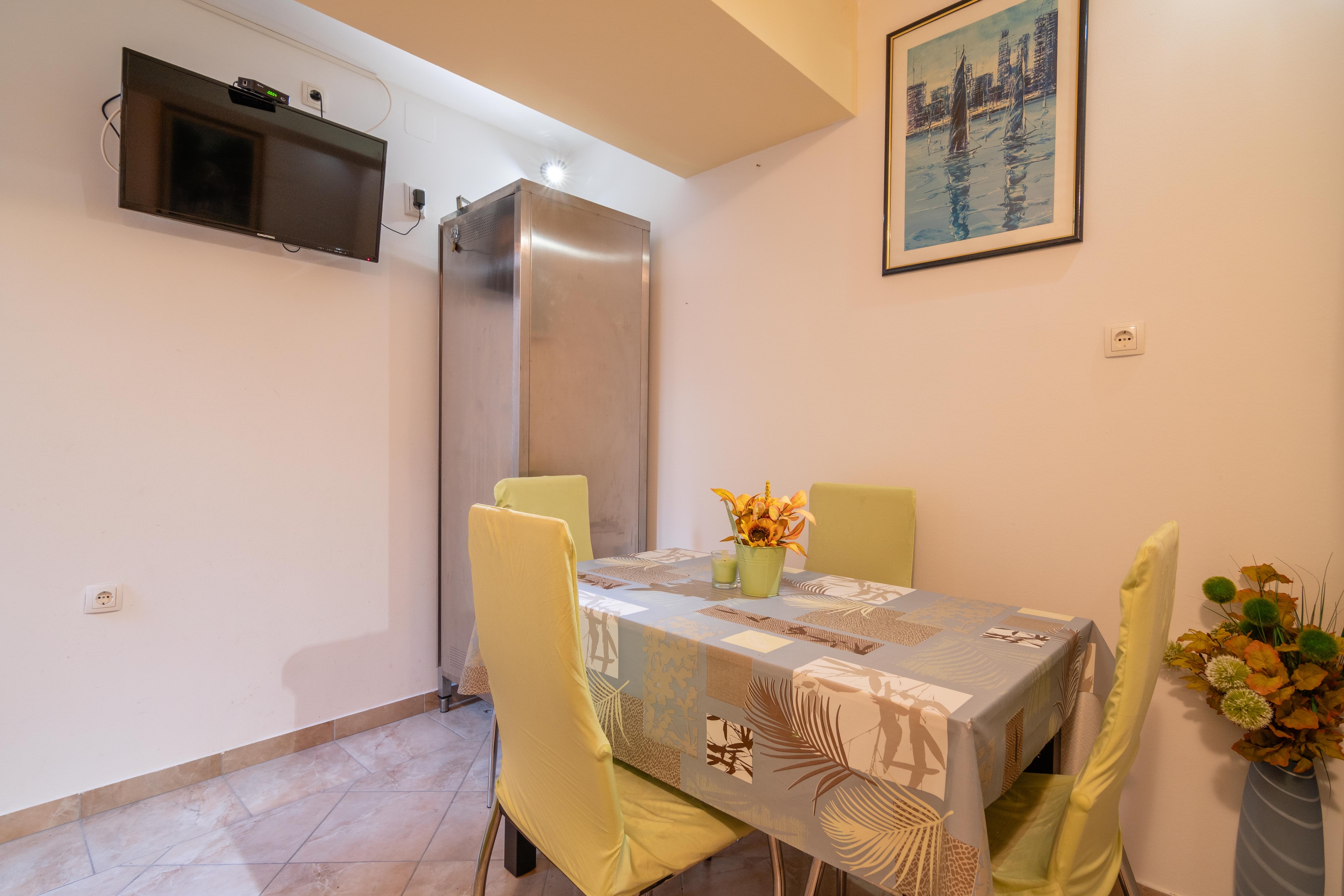 Comfortable and spacious house with terrace and sea view Pag  K