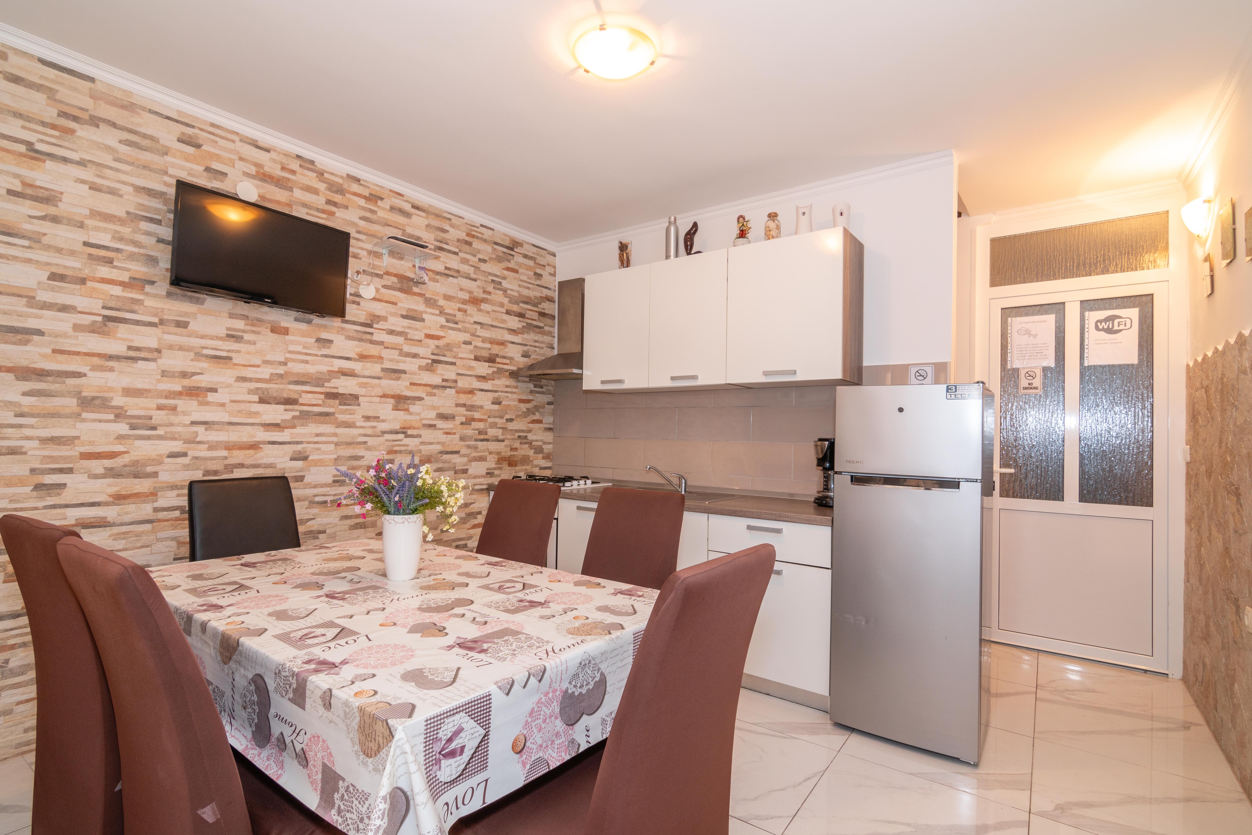 Comfortable and spacious house with terrace and sea view Pag  K