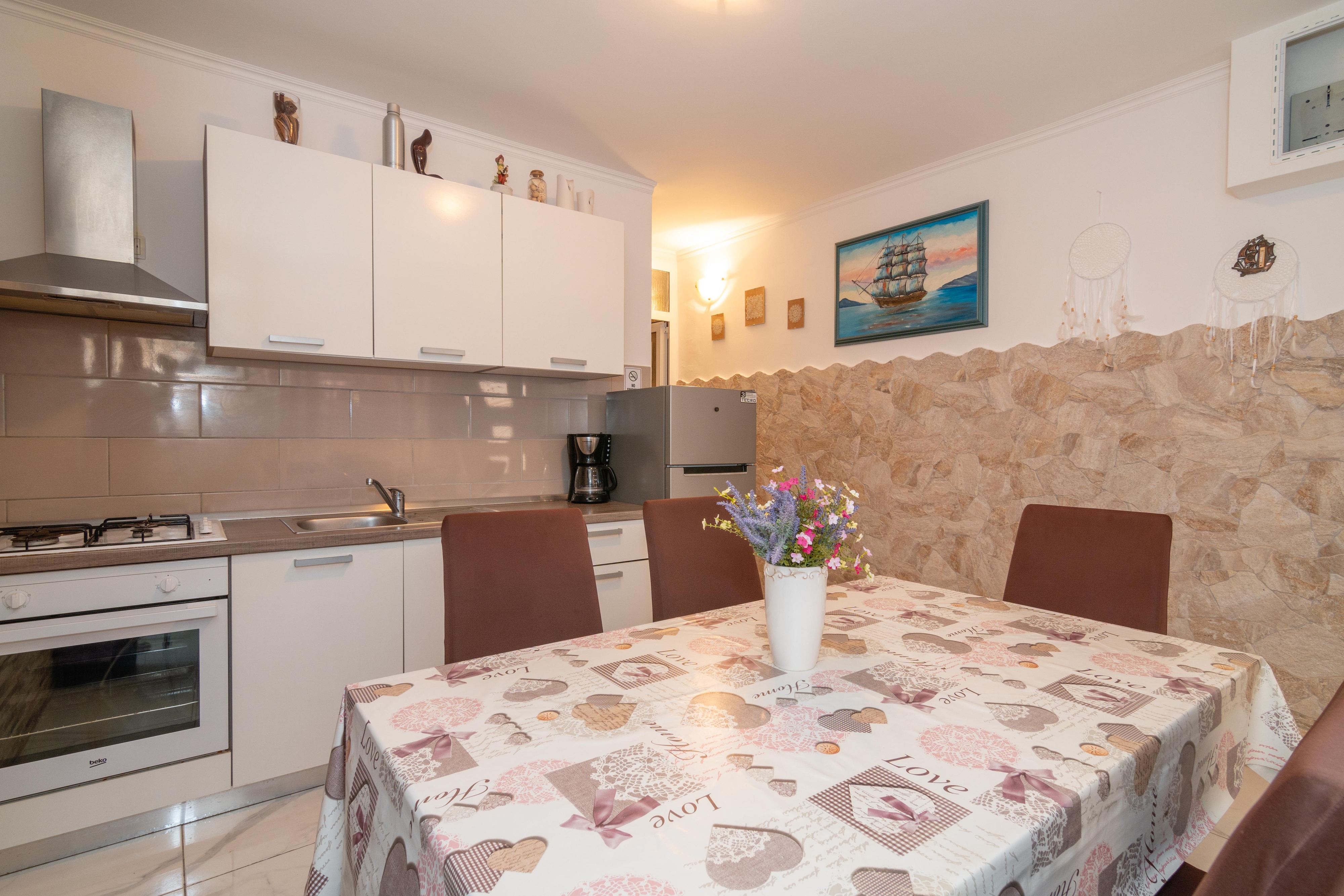 Comfortable and spacious house with terrace and sea view Pag  K