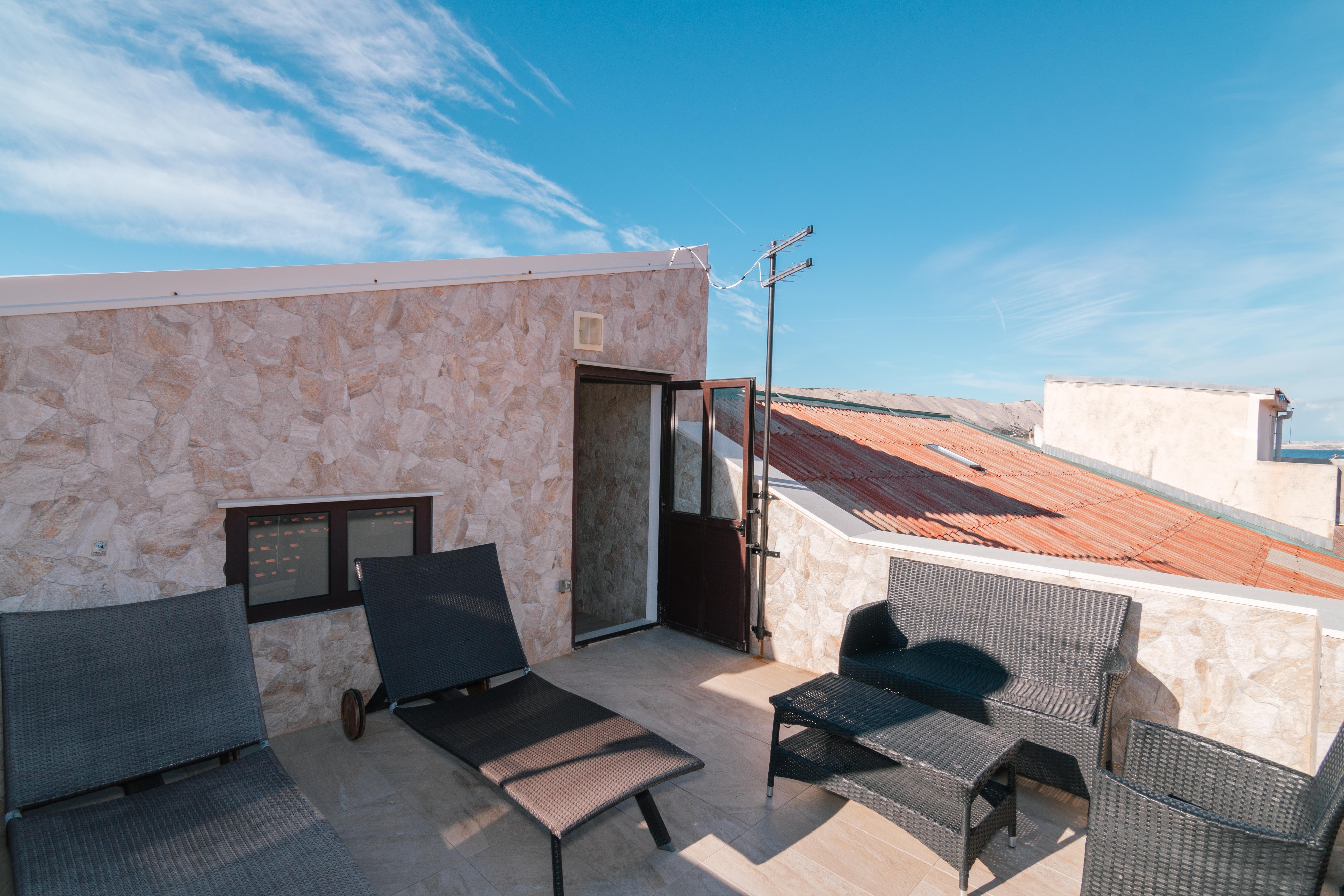 Comfortable and spacious house with terrace and sea view Pag  K
