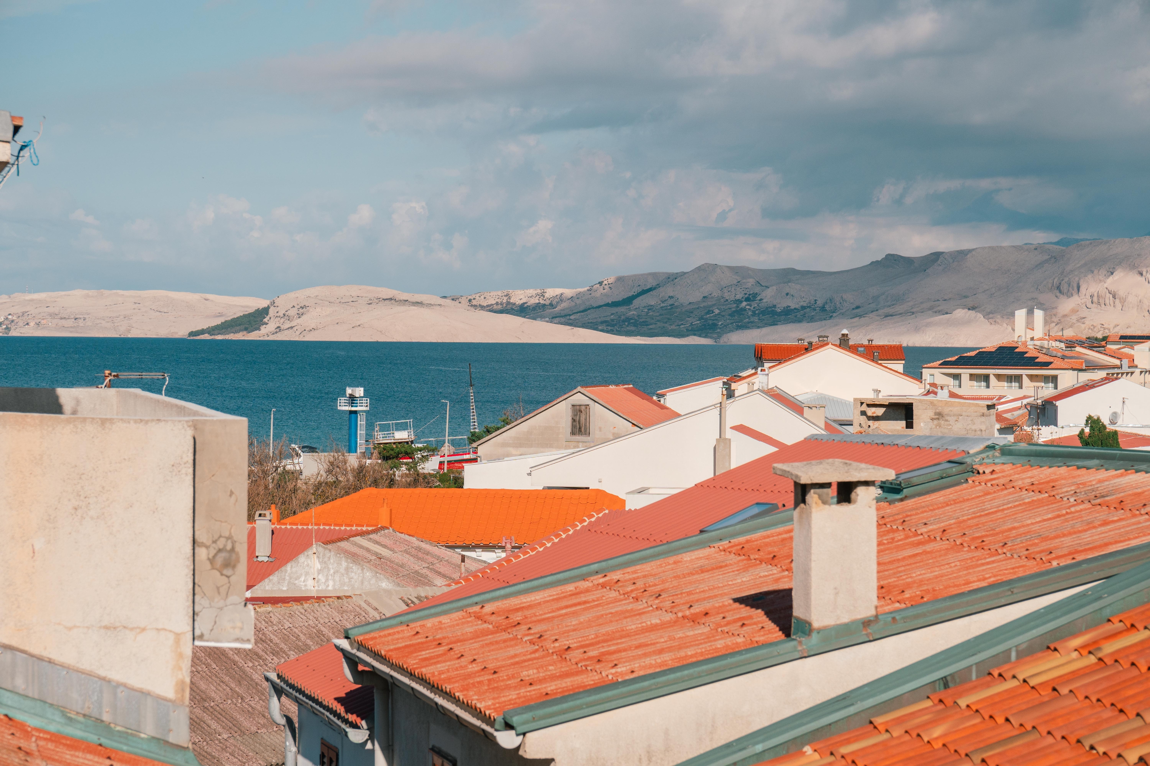Comfortable and spacious house with terrace and sea view Pag  K