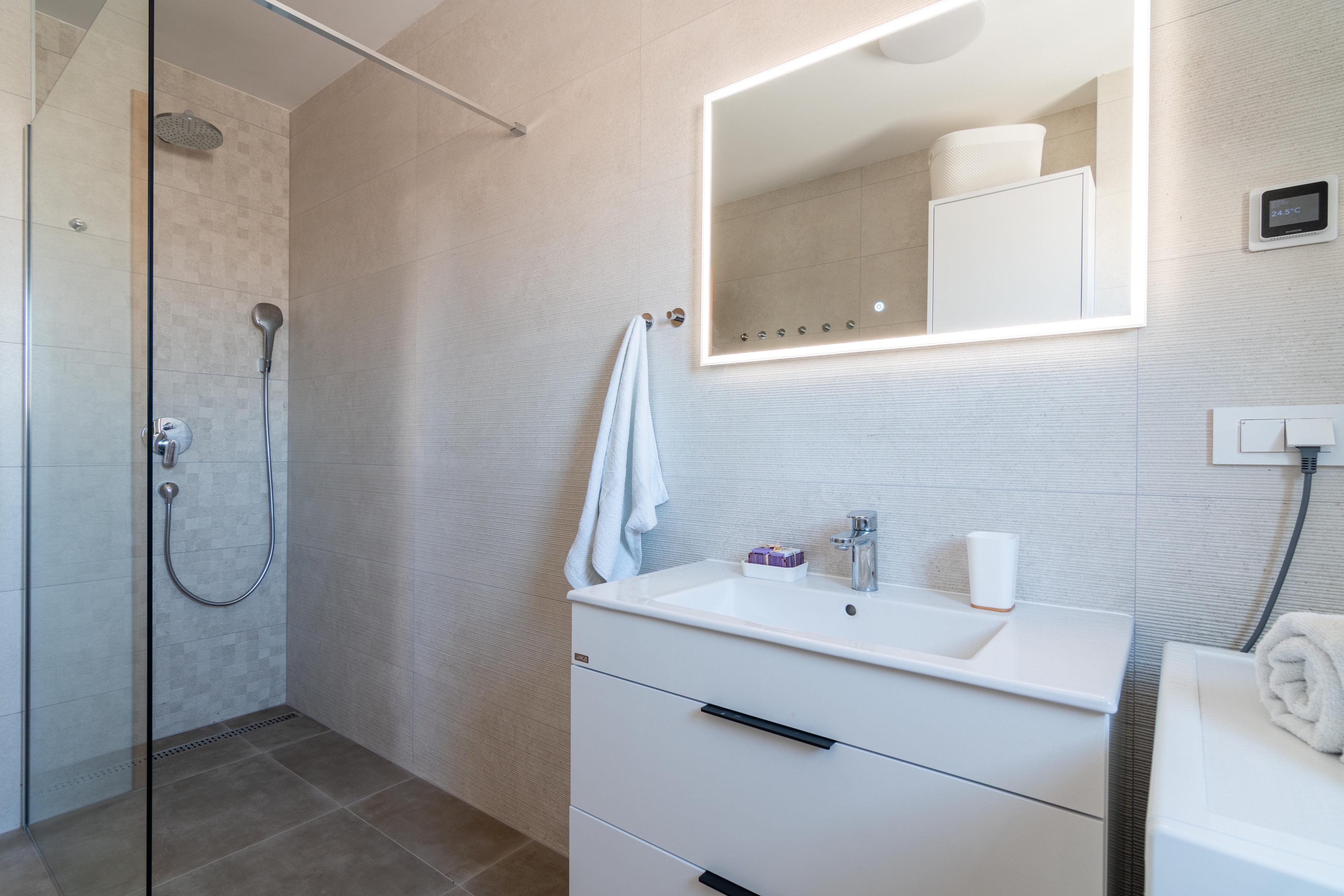 Two bedroom apartment with terrace and sea view Mandre, Pag  A-b