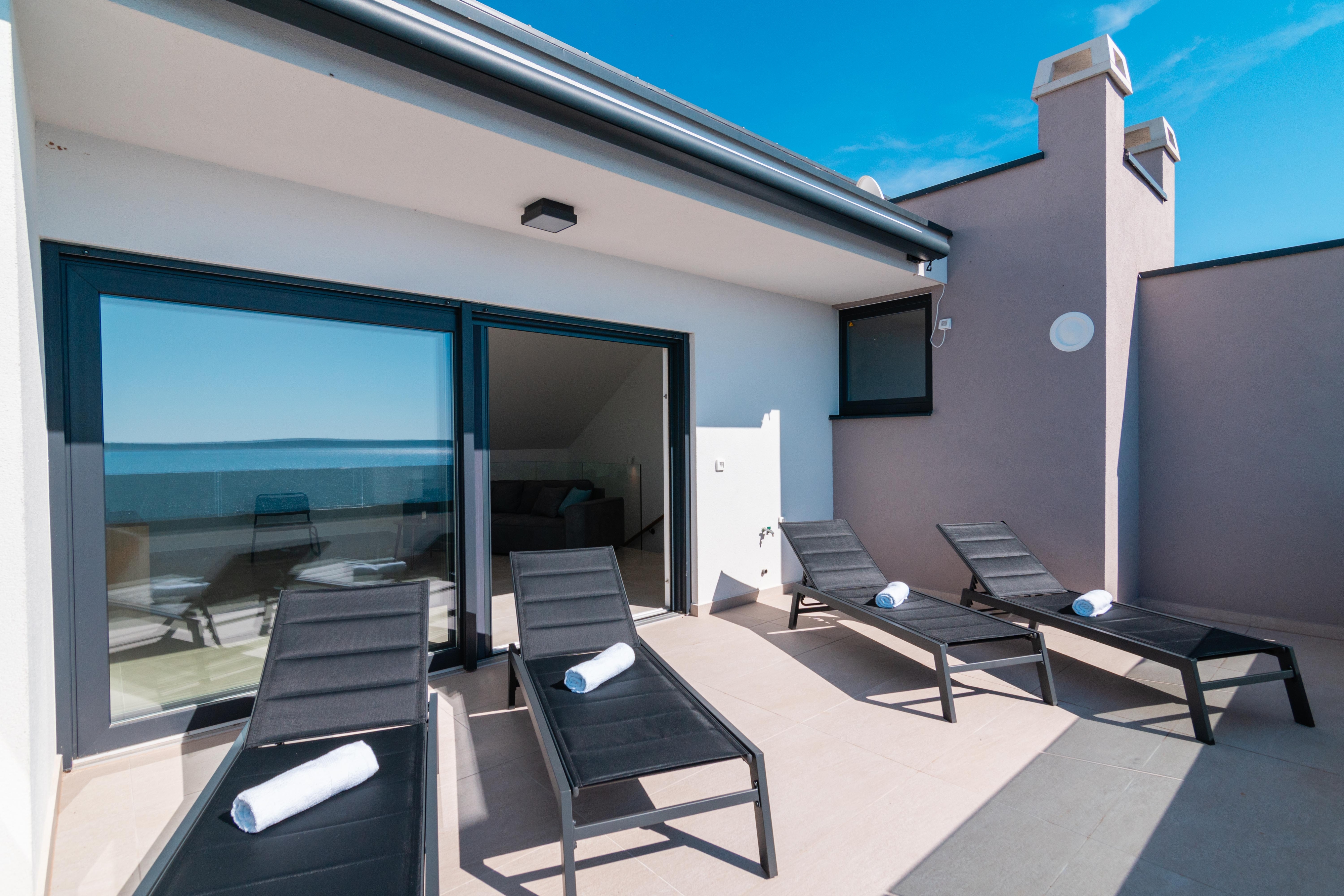 Two bedroom apartment with terrace and sea view Mandre, Pag  A-b