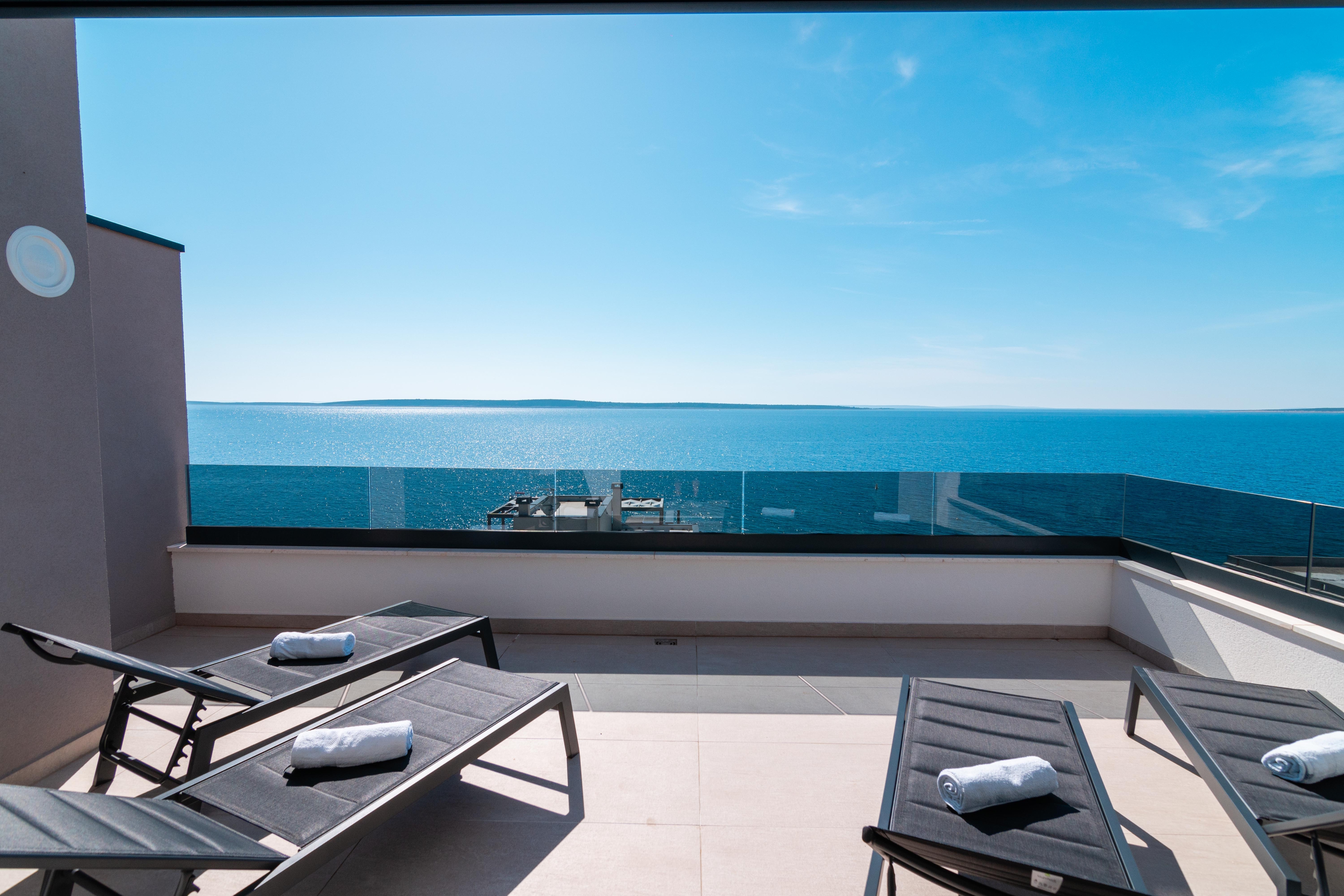 Two bedroom apartment with terrace and sea view Mandre, Pag  A-b
