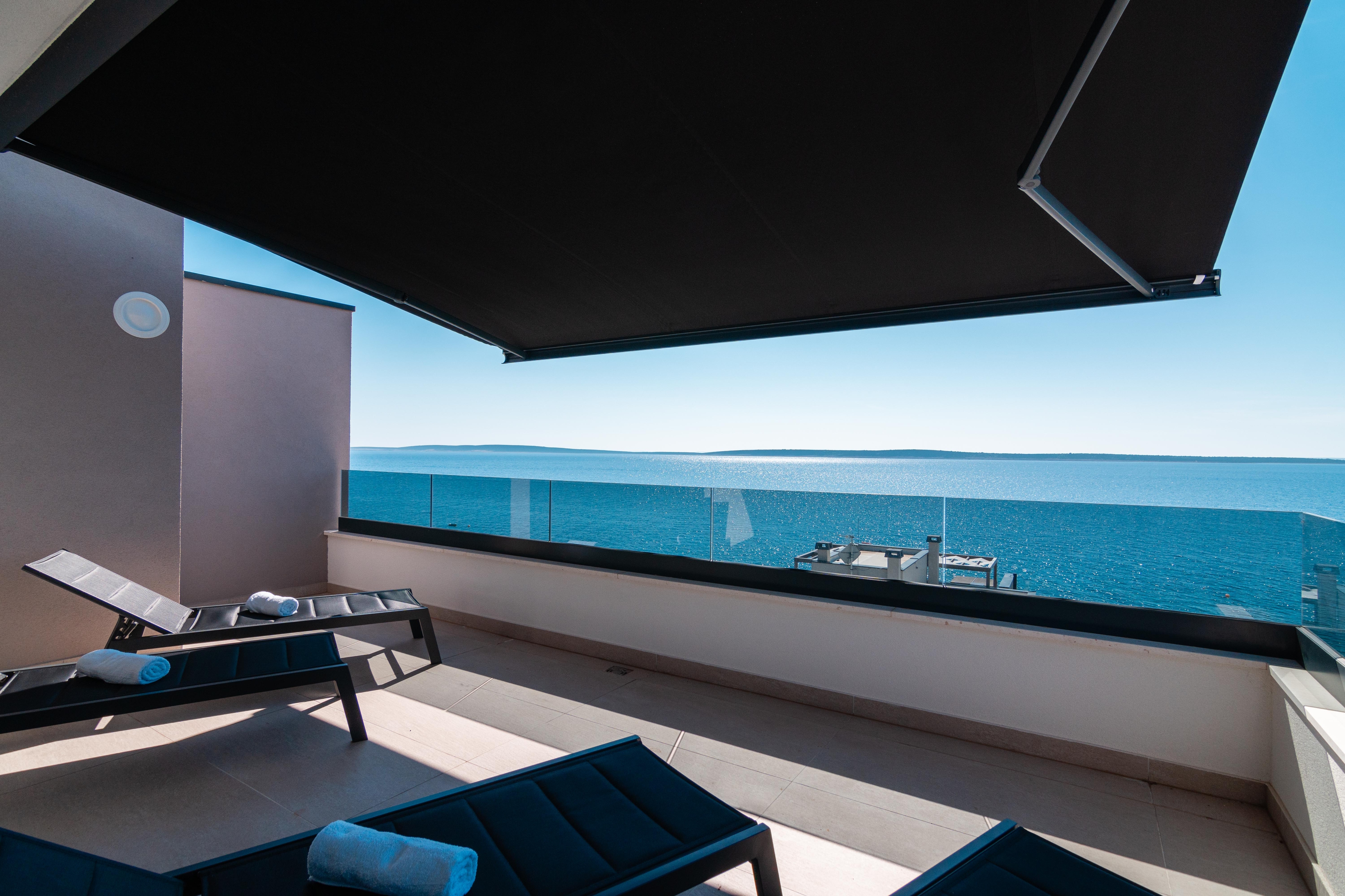 Two bedroom apartment with terrace and sea view Mandre, Pag  A-b