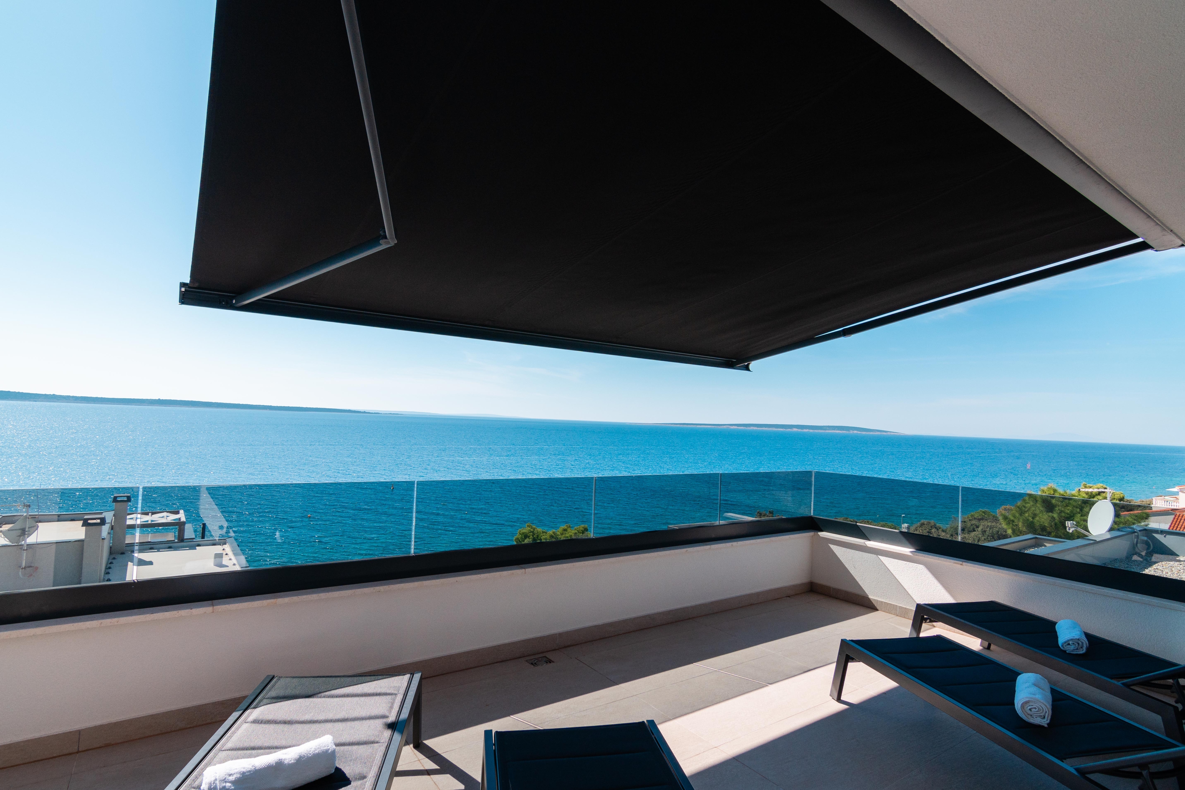 Two bedroom apartment with terrace and sea view Mandre, Pag  A-b