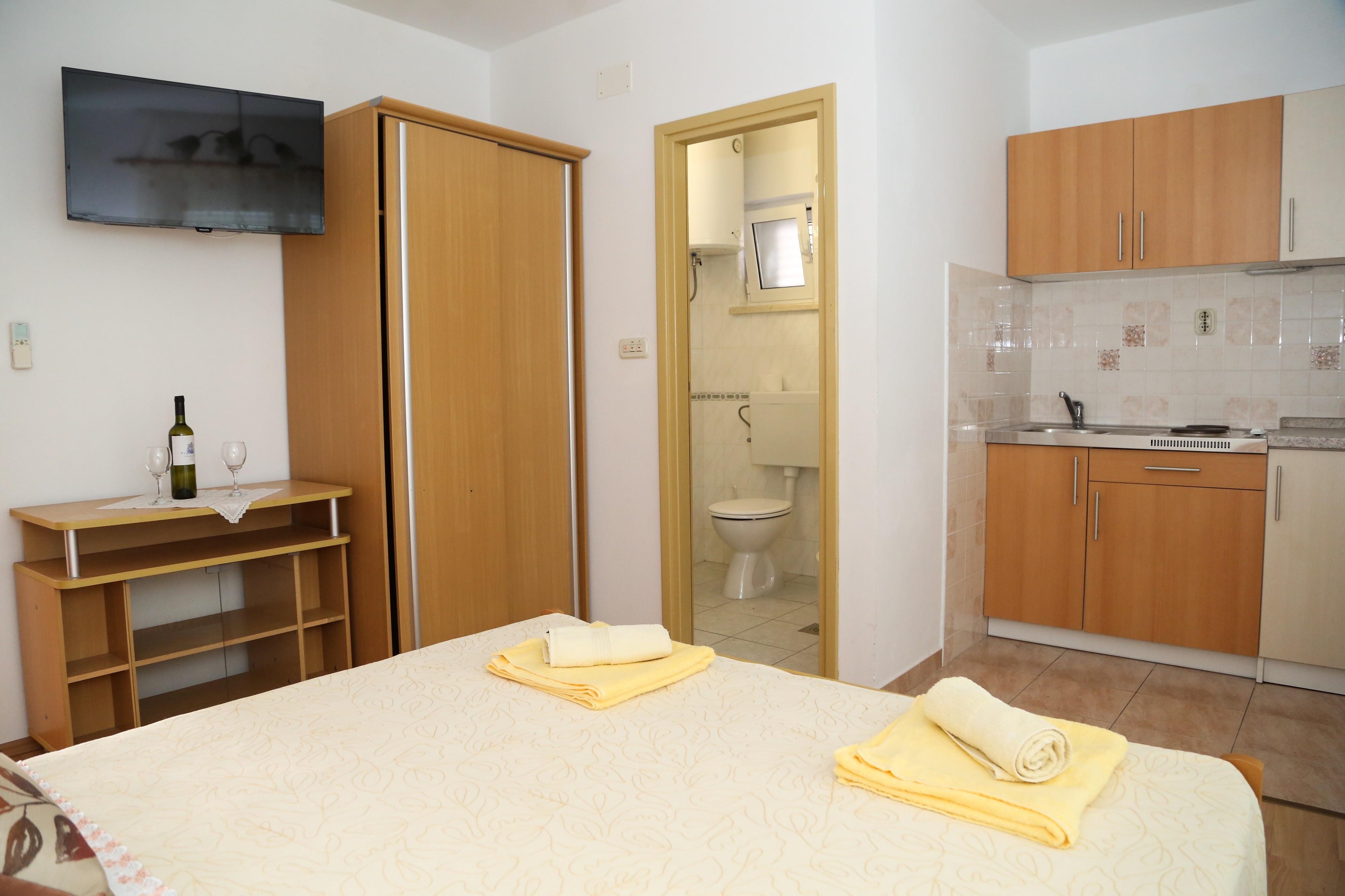 Studio flat with balcony and sea view Milna, Hvar  AS-a