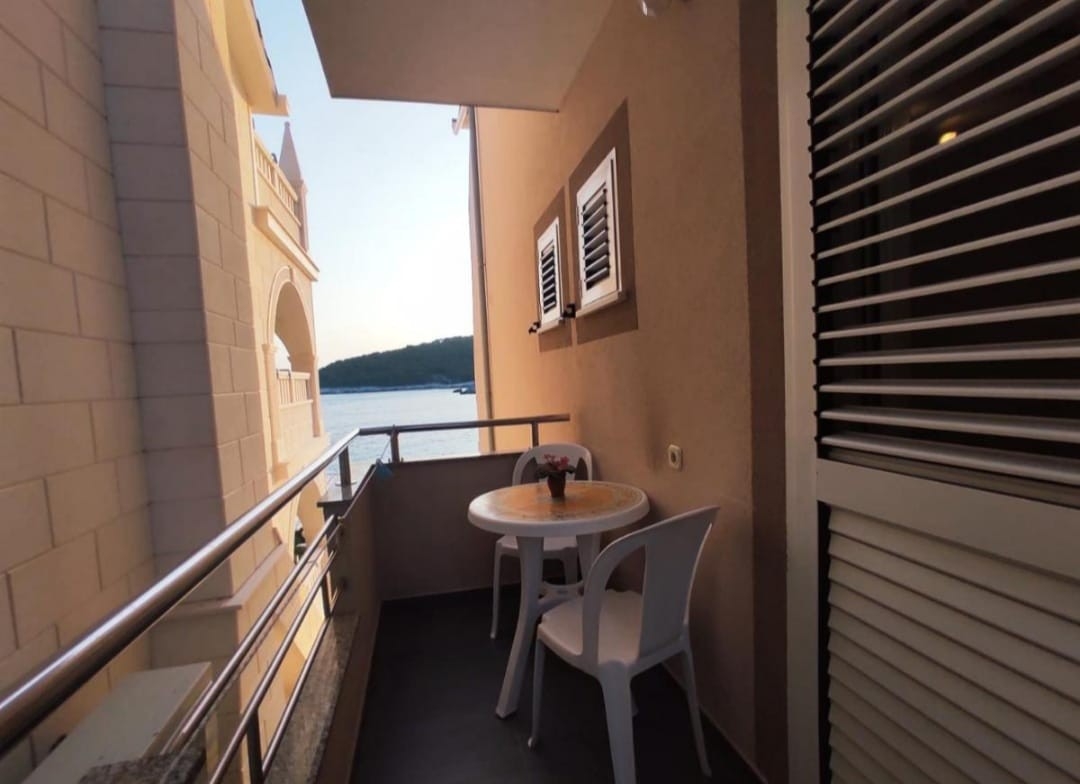 Studio flat with balcony and sea view Milna, Hvar  AS-b