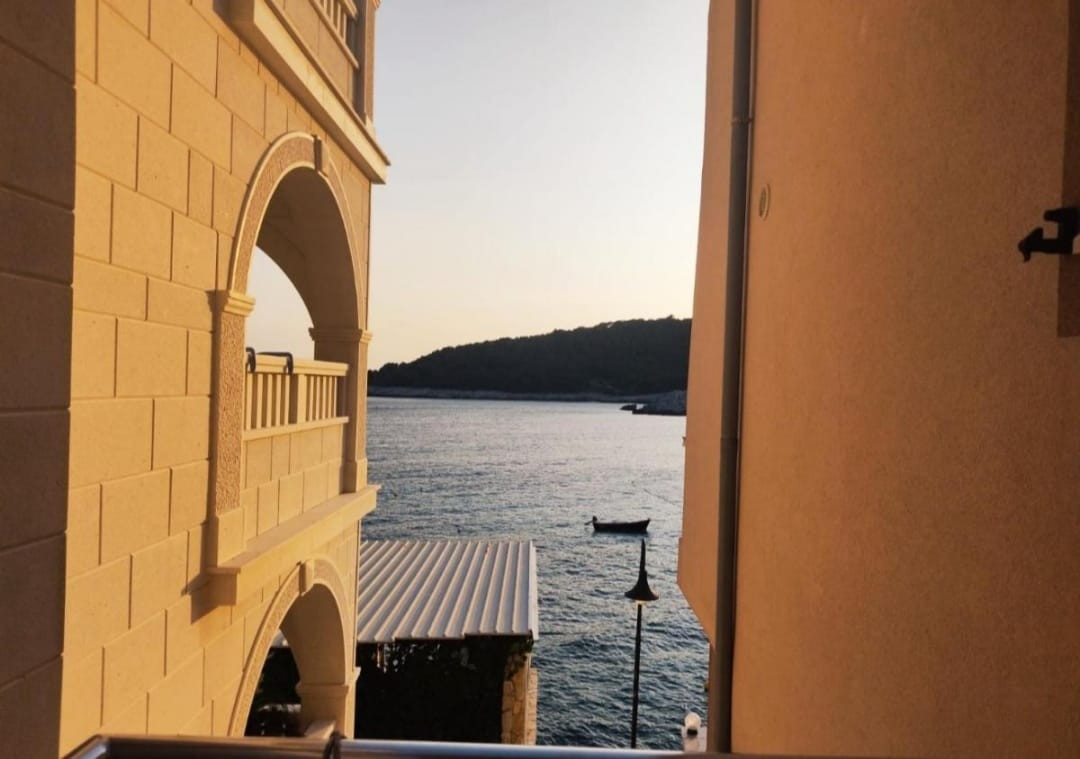 Studio flat with balcony and sea view Milna, Hvar  AS-b