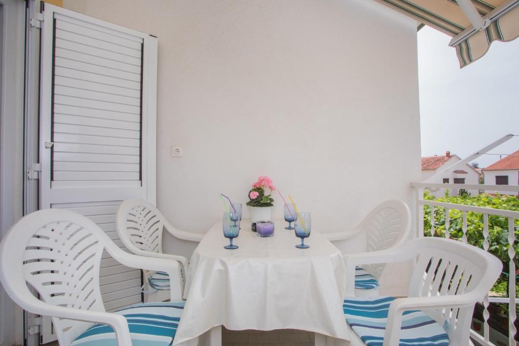 Two bedroom apartment with balcony and sea view Brodarica, Šibenik  A-a