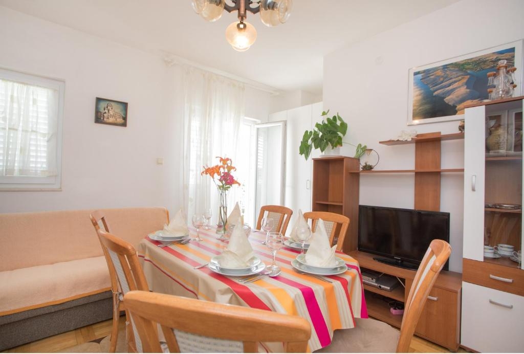 Two bedroom apartment with balcony and sea view Brodarica, Šibenik (A-22625-a)