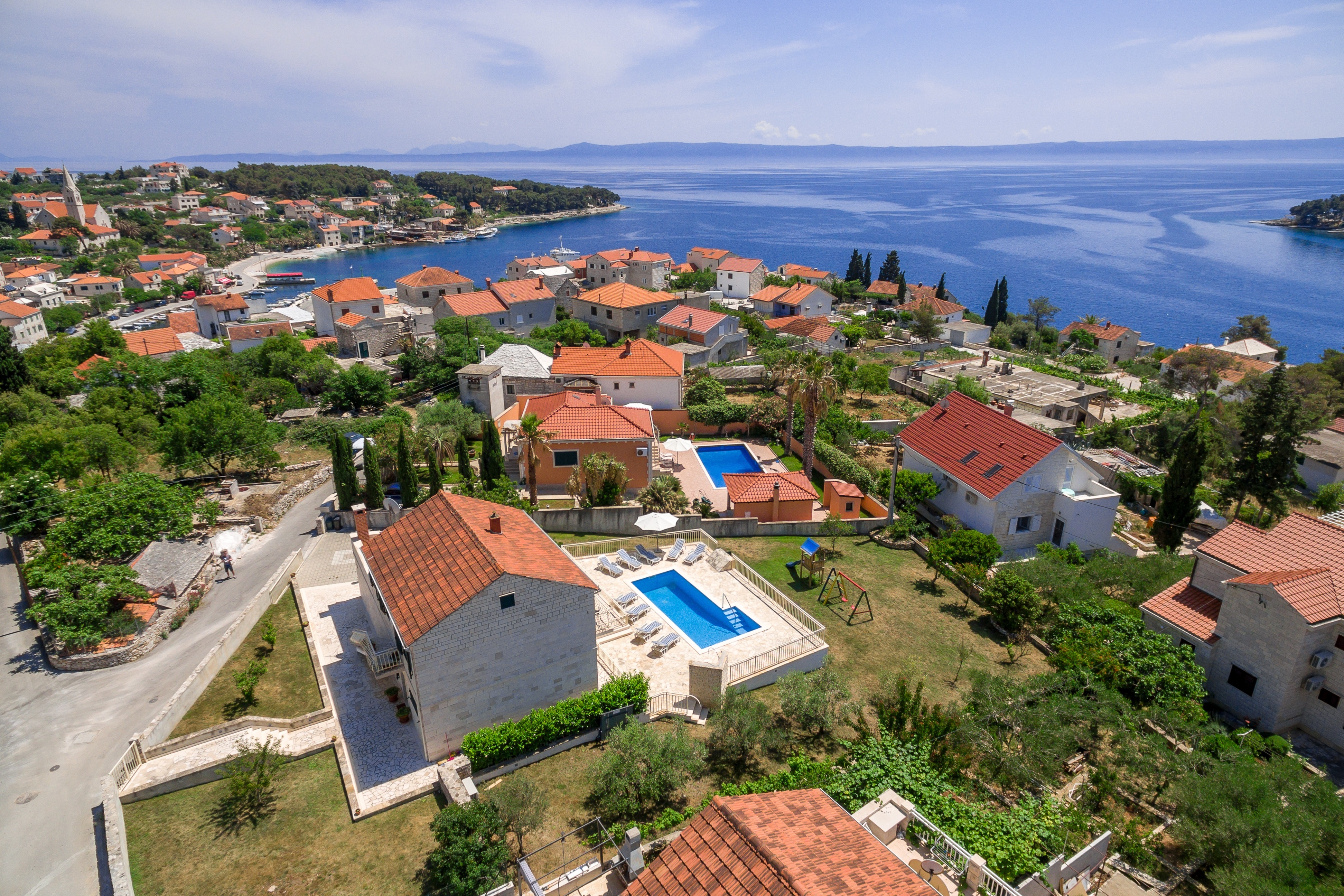Four-bedroom house with terrace and sea view Sumartin, Brač (K-22636) Four-bedroom house with terrace and sea view Sumartin, Brač (K-22636)