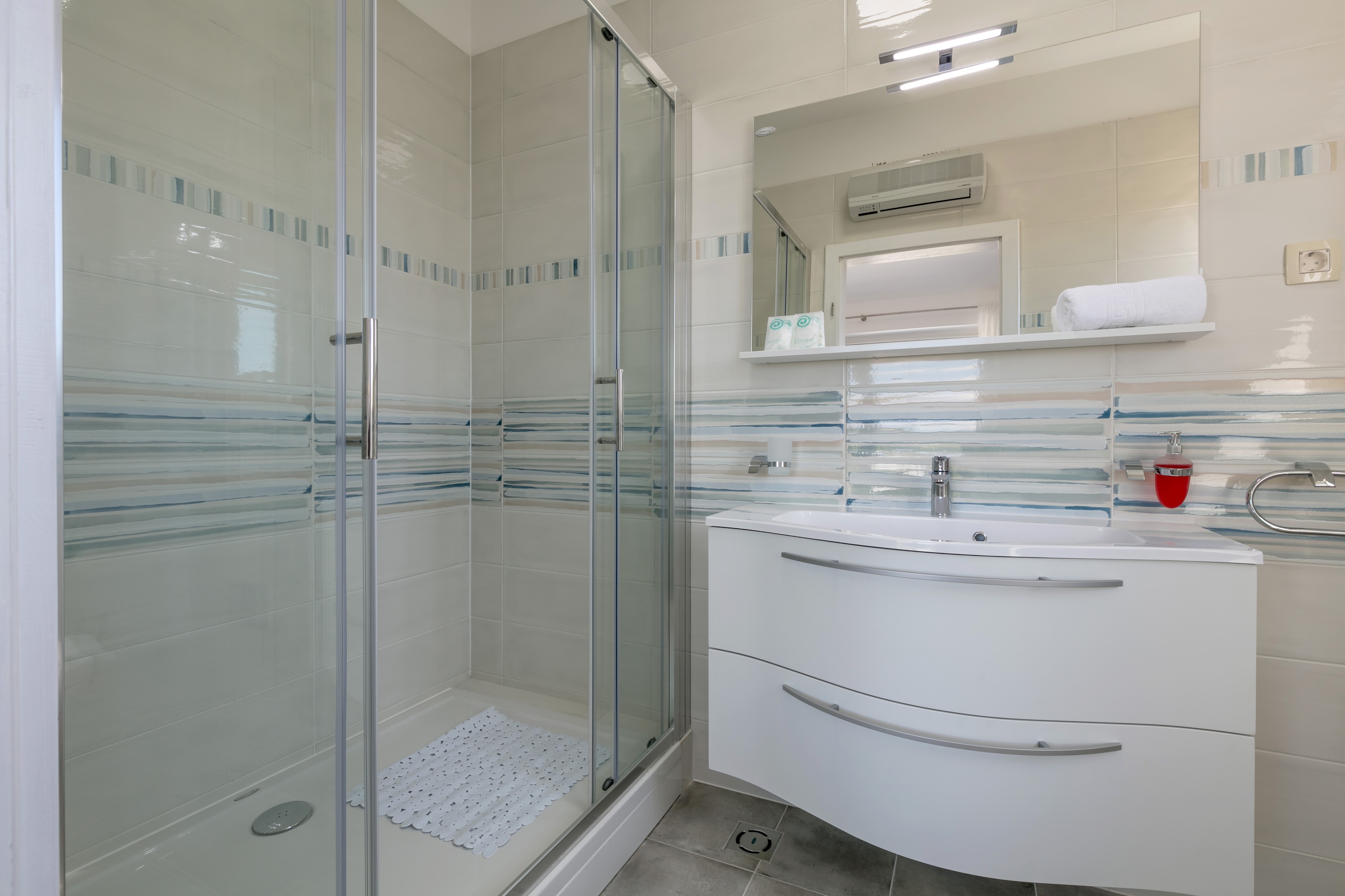 Four bedroom house with terrace Cove Makarac, Brač  K