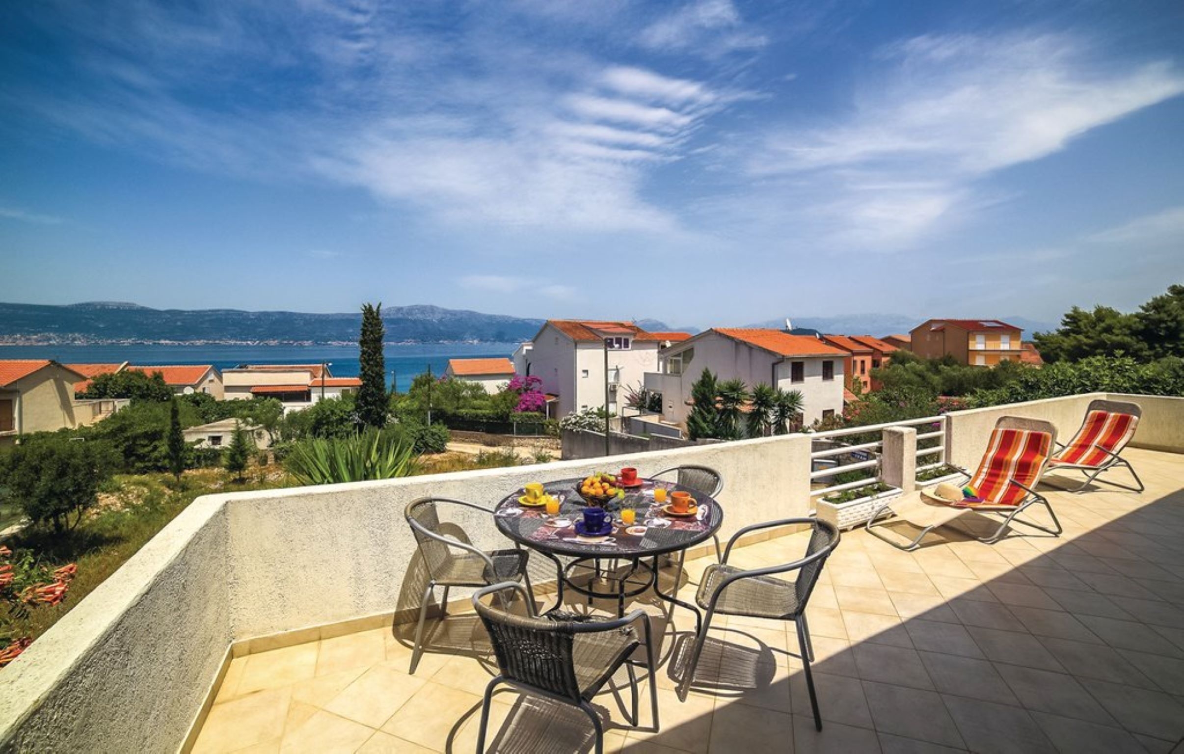 Comfortable and spacious house with terrace and sea view Slatine, Čiovo (K-22643) Comfortable and spacious house with terrace and sea view Slatine, Čiovo (K-22643)