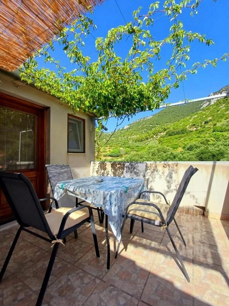 Two bedroom apartment with terrace and sea view Komiža, Vis  A-a