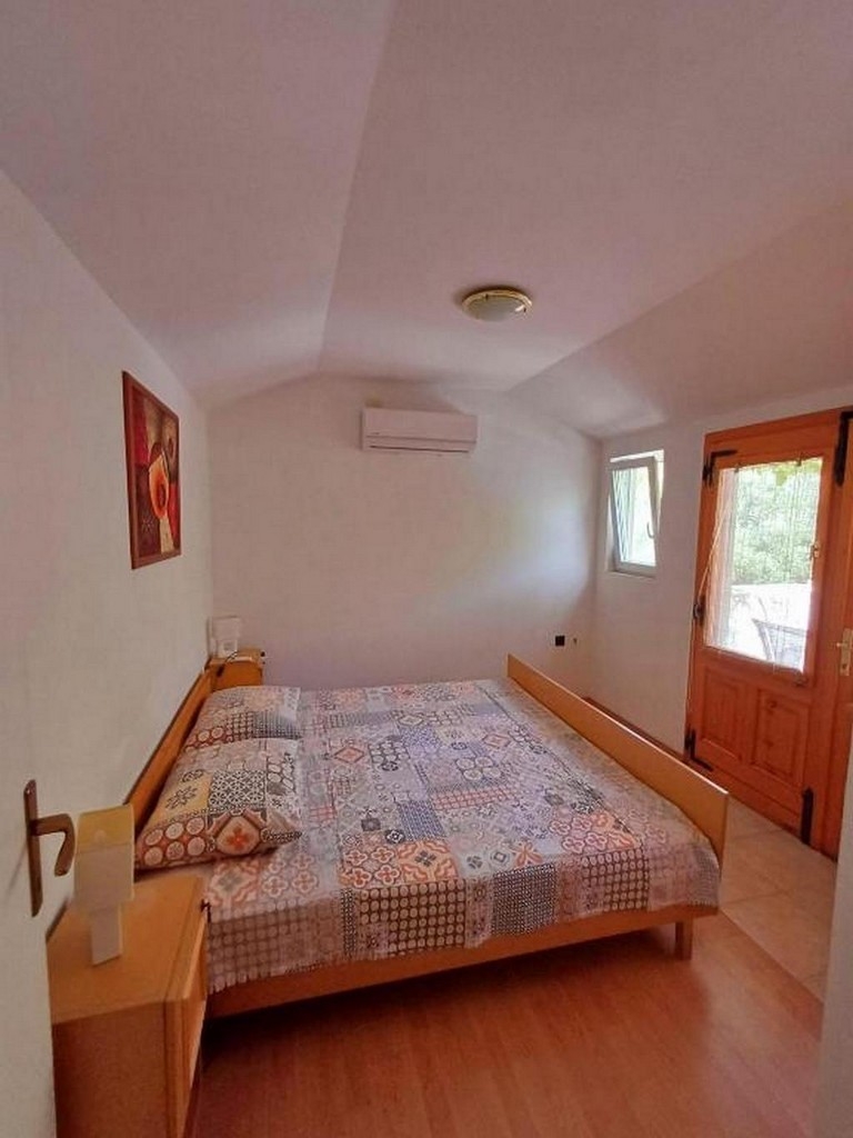 Two bedroom apartment with terrace and sea view Komiža, Vis  A-a