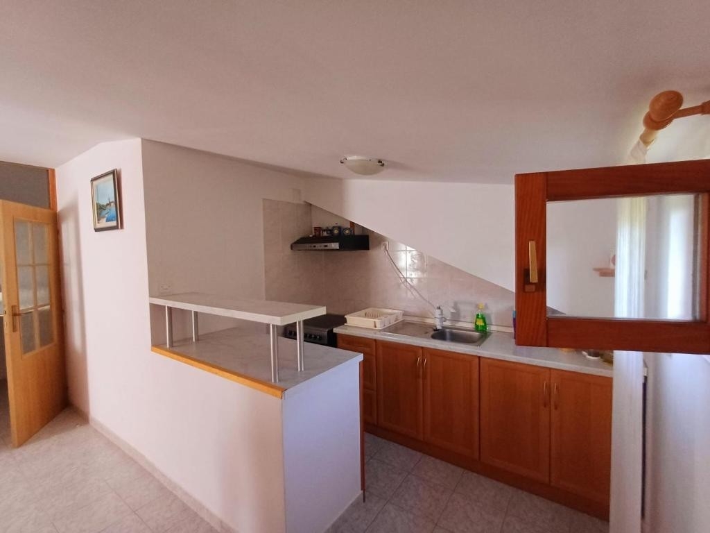 Two bedroom apartment with terrace and sea view Komiža, Vis  A-a