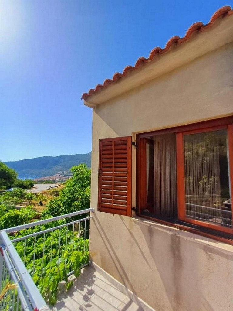 Two bedroom apartment with terrace and sea view Komiža, Vis  A-a