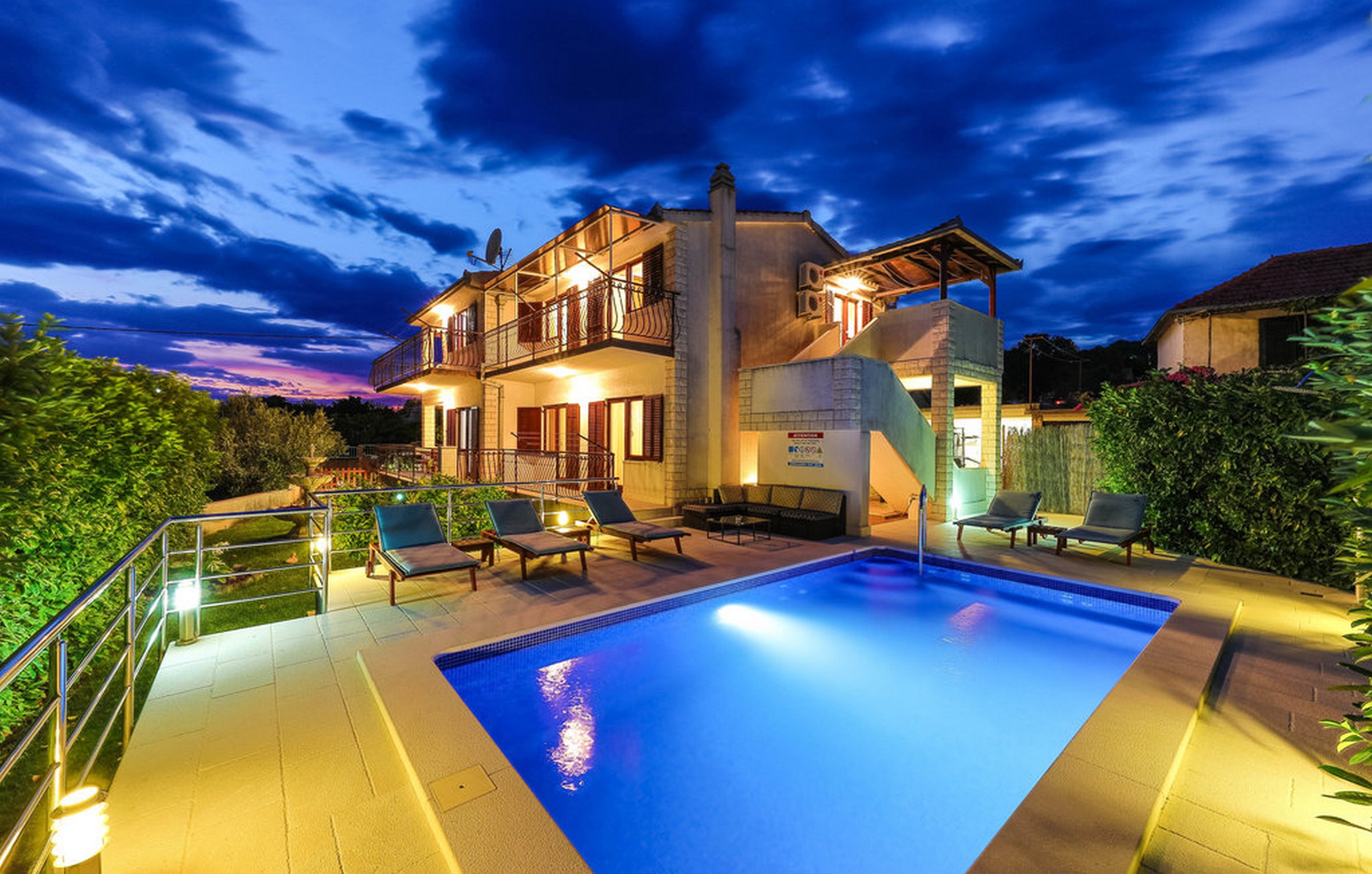 Comfortable and spacious house with terrace Vrsine, Trogir  K