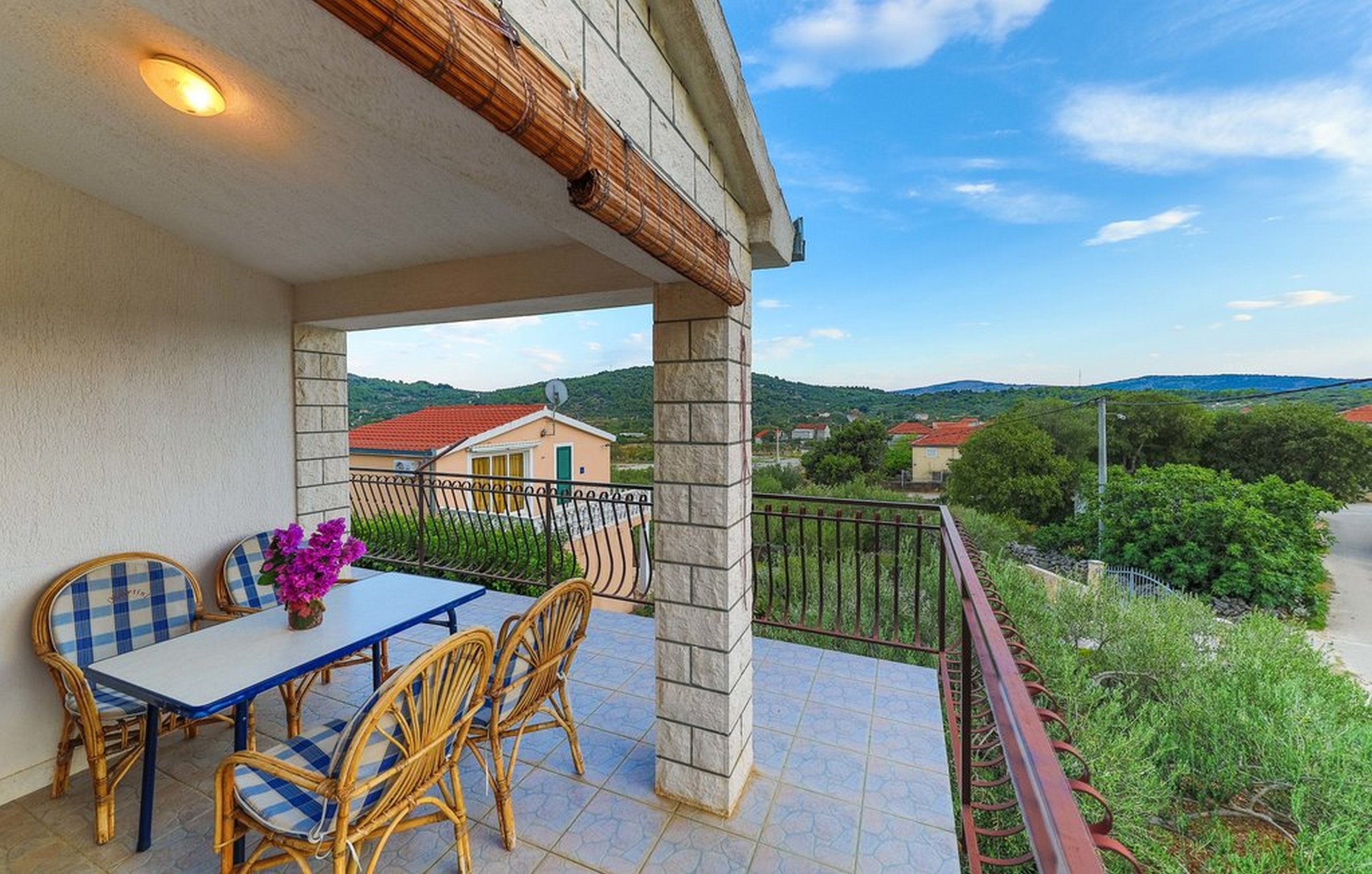 Comfortable and spacious house with terrace Vrsine, Trogir  K