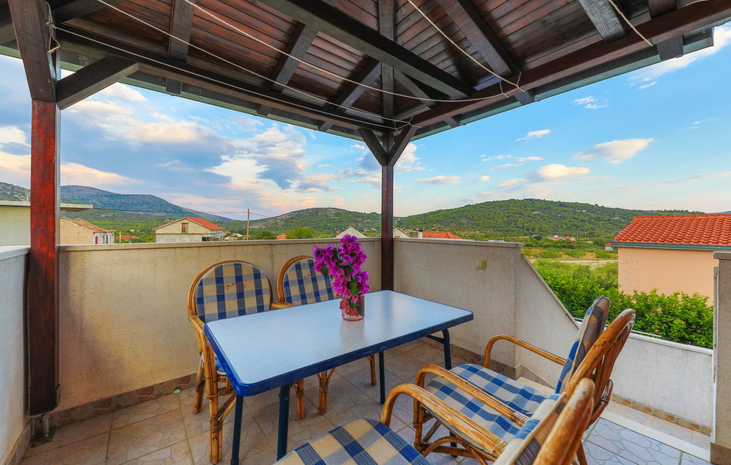 Comfortable and spacious house with terrace Vrsine, Trogir  K