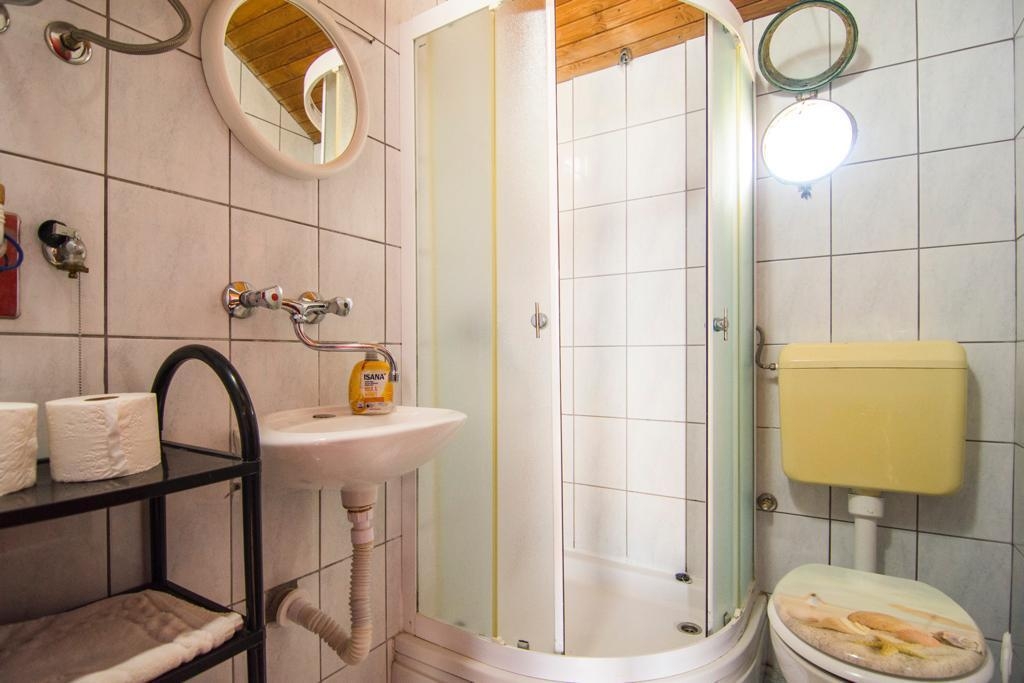 Two bedroom apartment near beach Splitska, Brač  A-a