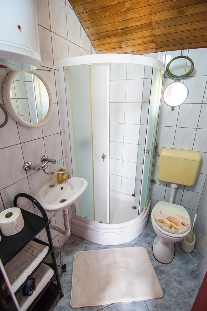 Two bedroom apartment near beach Splitska, Brač  A-a