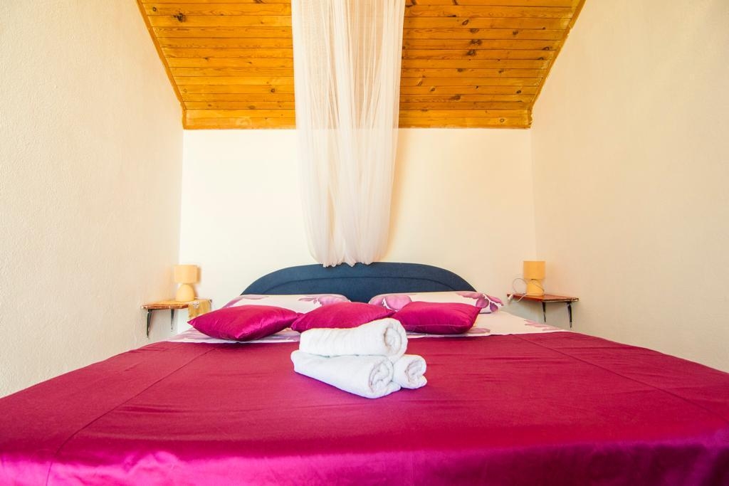Two bedroom apartment near beach Splitska, Brač  A-a