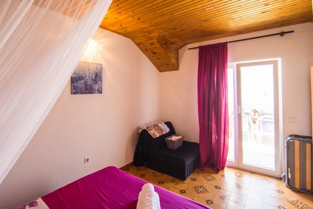Two bedroom apartment near beach Splitska, Brač  A-a