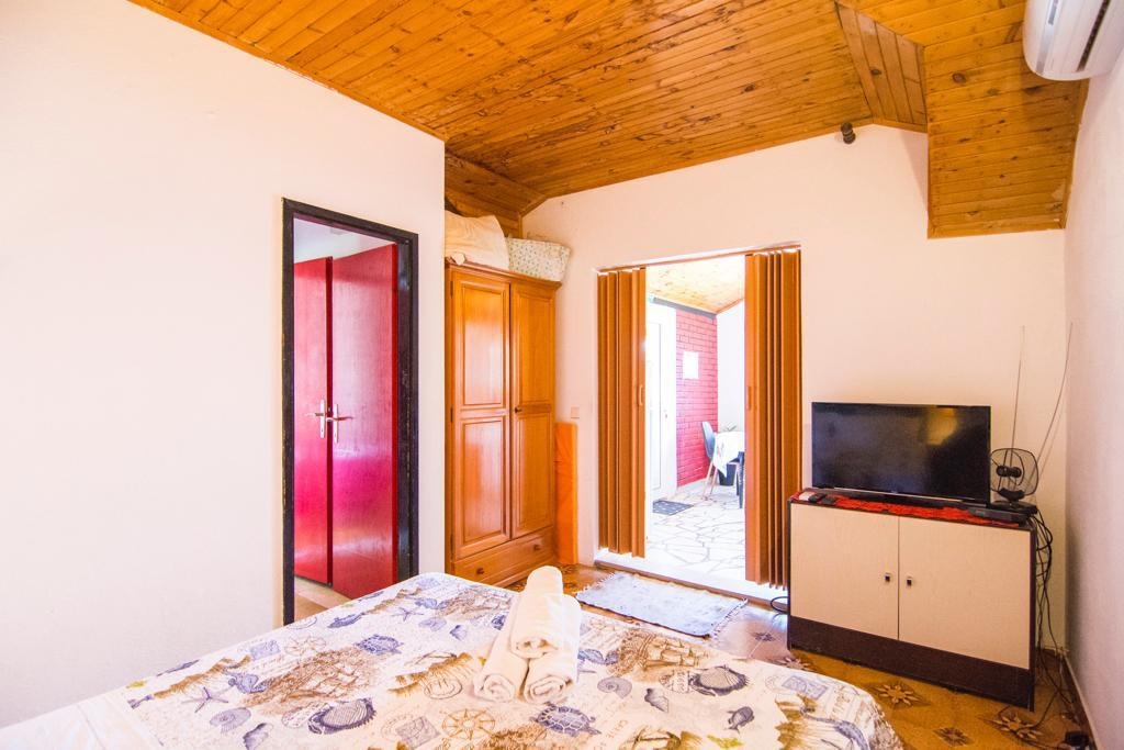 Two bedroom apartment near beach Splitska, Brač  A-a