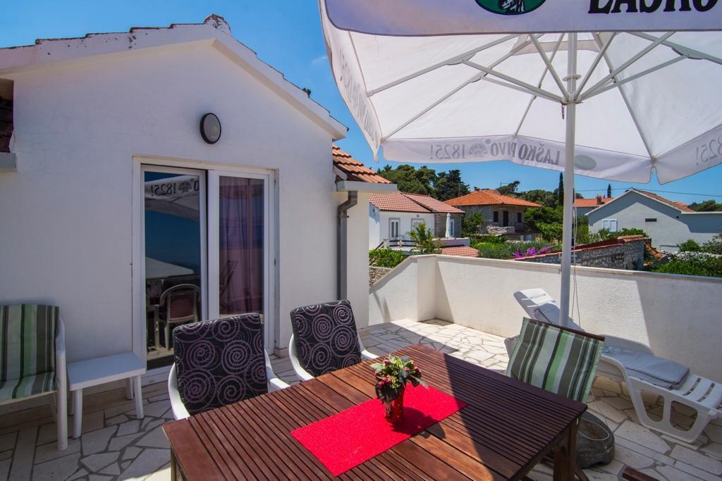 Two bedroom apartment near beach Splitska, Brač  A-a