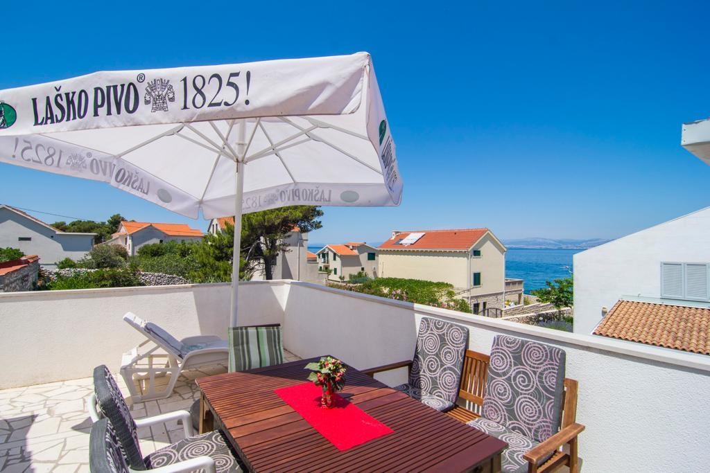 Two bedroom apartment near beach Splitska, Brač  A-a