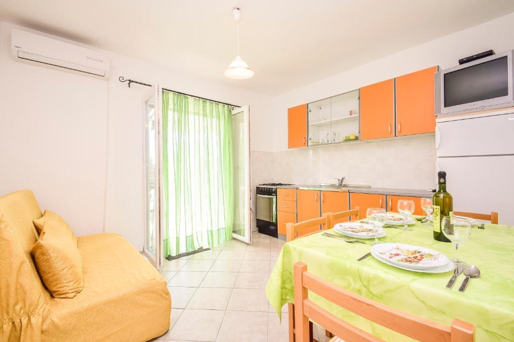 Two bedroom apartment with terrace and sea view Žaborić, Šibenik  A-a