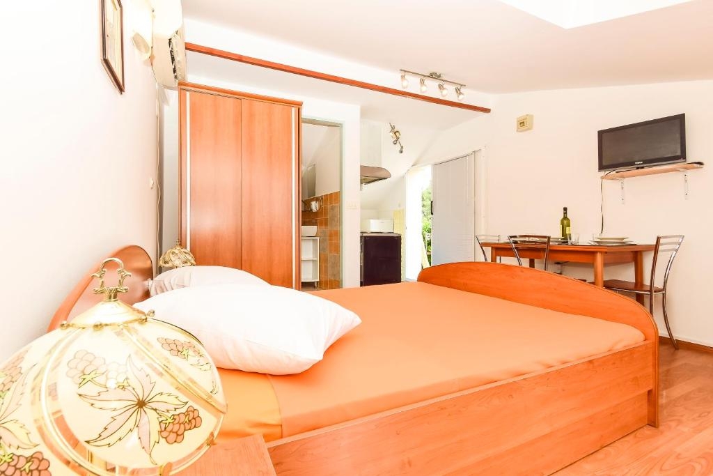 Studio flat with balcony and sea view Žaborić, Šibenik  AS-a