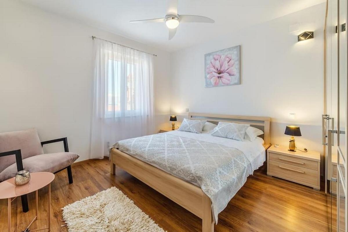 Three bedroom apartment with terrace and sea view Sutivan, Brač  A-a