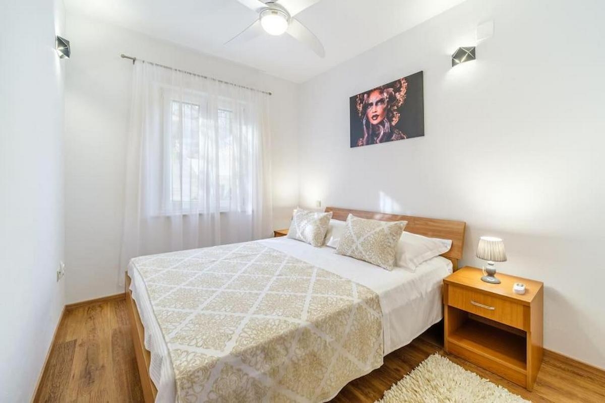 Three bedroom apartment with terrace and sea view Sutivan, Brač  A-a